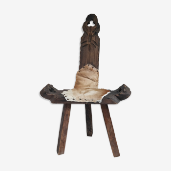 Chaise tripode brutaliste espagnol en bois et peau de chèvre