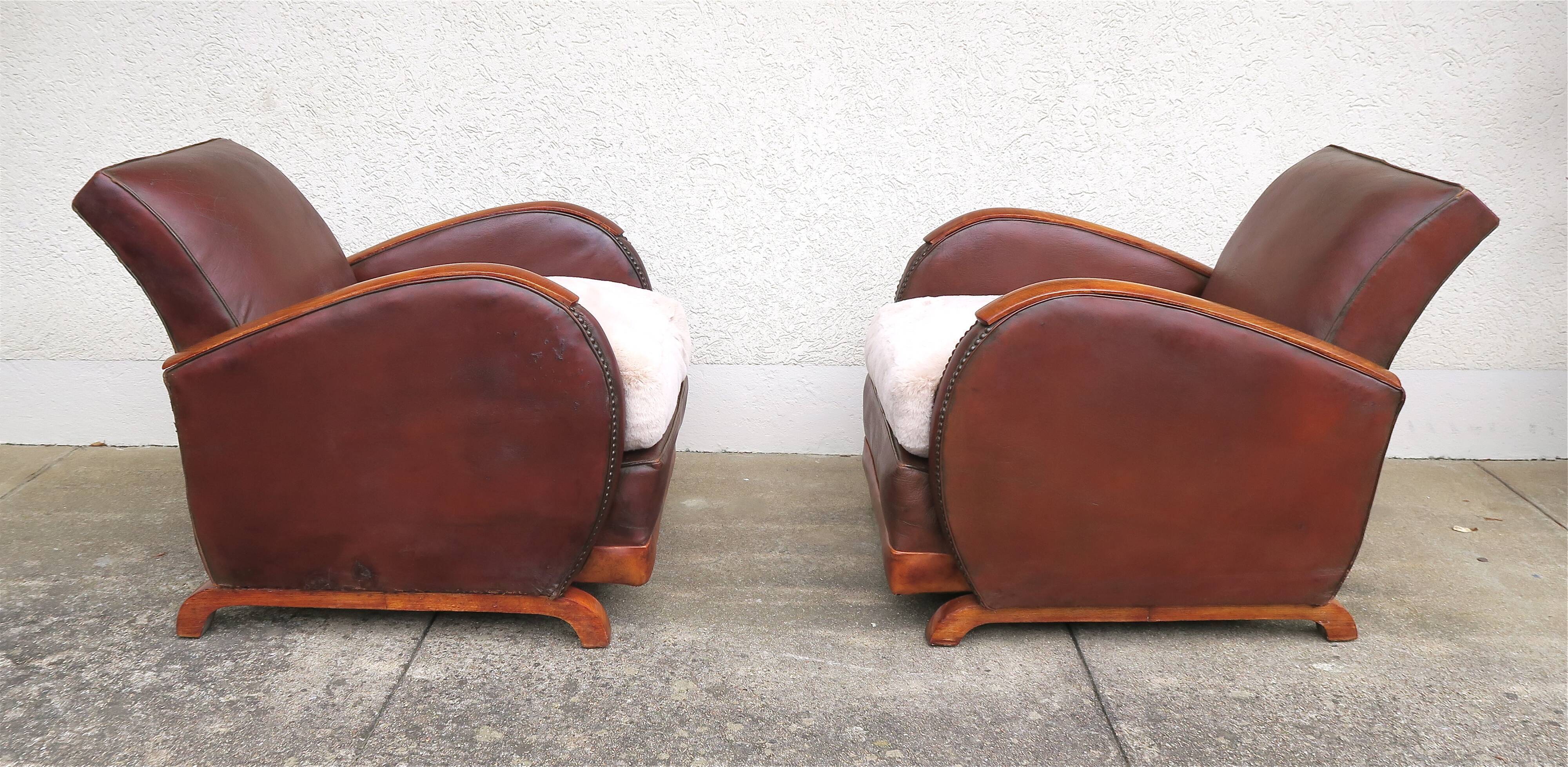 Paire de fauteuils art-déco en cuir
