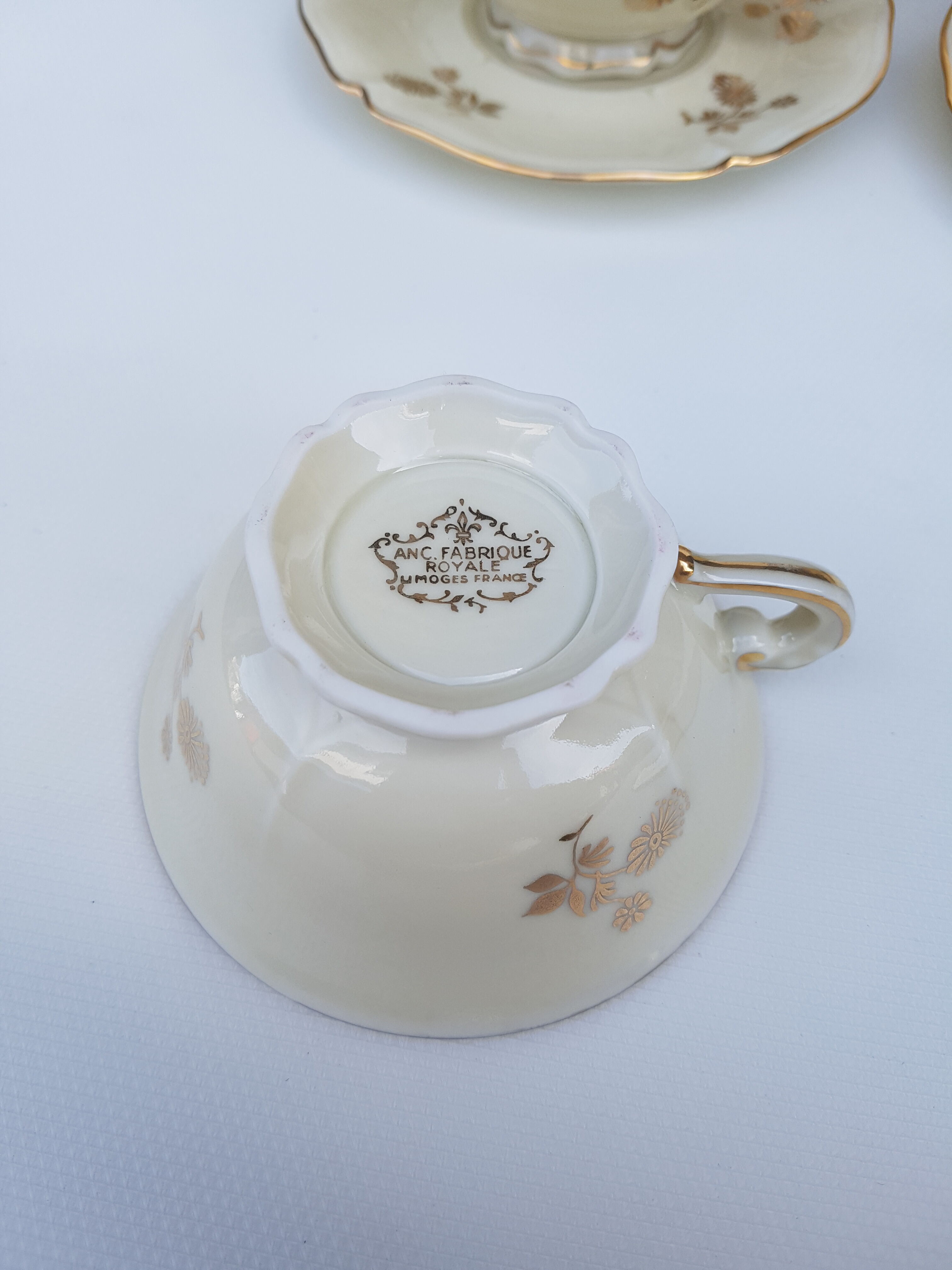 Limoges porcelain tea service, former royal factory.