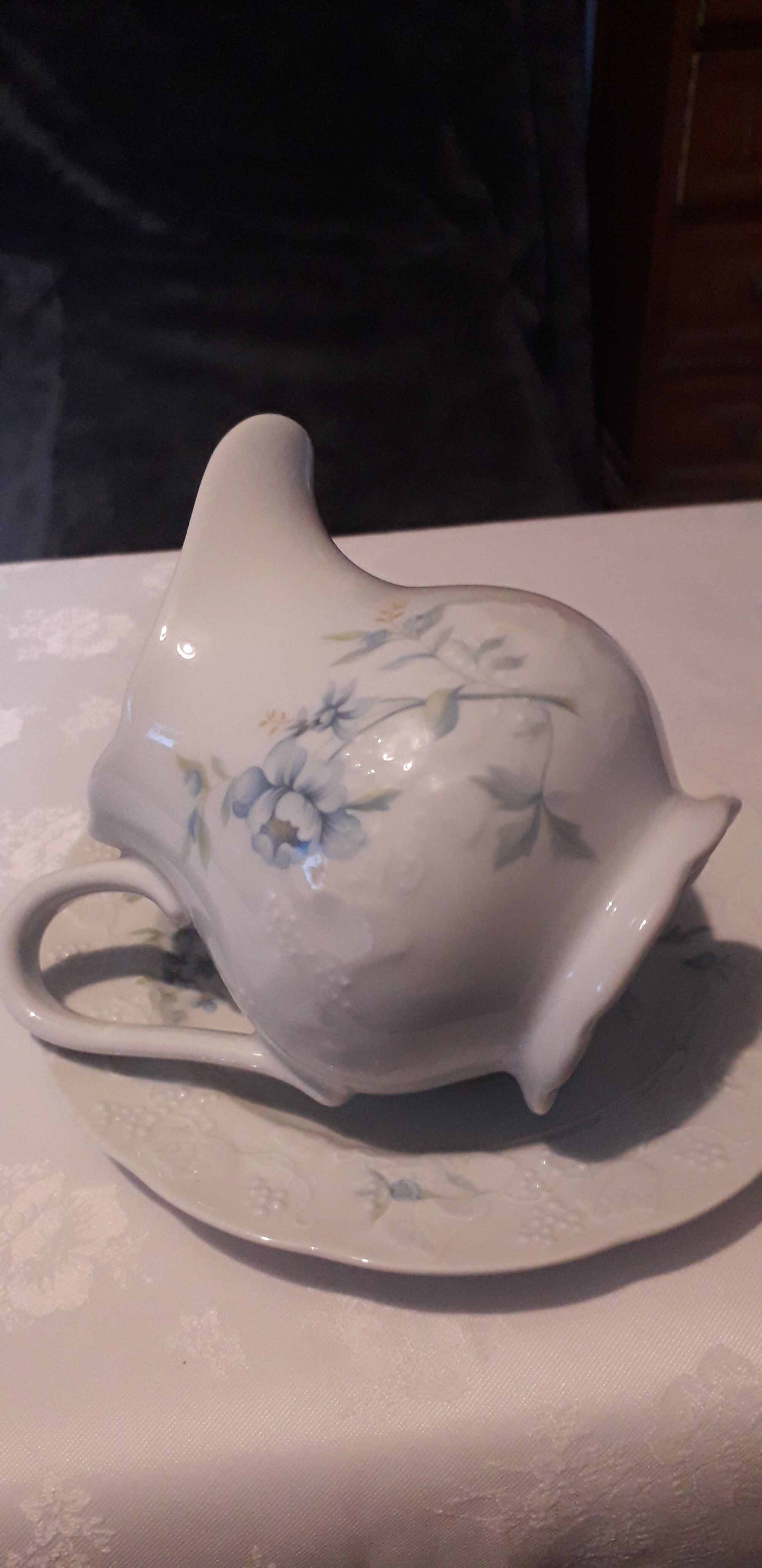 Pot à lait crème et sa soucoupe en fine porcelaine CNP France