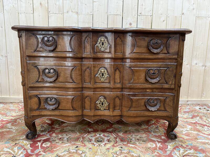 Commode époque Louis XV en noyer massif à poignée coquilles sculptées