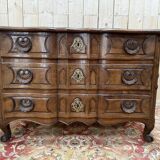 Commode époque Louis XV en noyer massif à poignée coquilles sculptées