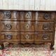 Commode époque Louis XV en noyer massif à poignée coquilles sculptées
