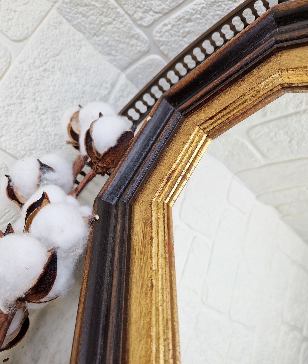 Miroir ancien en bois octogonal noir et doré