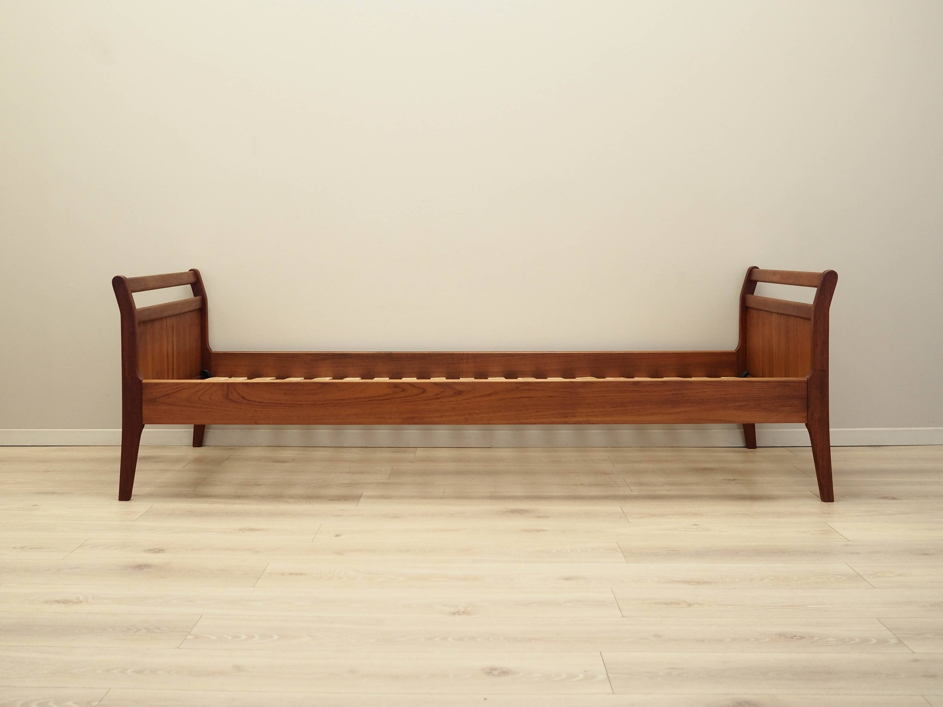 Lit en teck, design danois, années 1970, production : Danemark