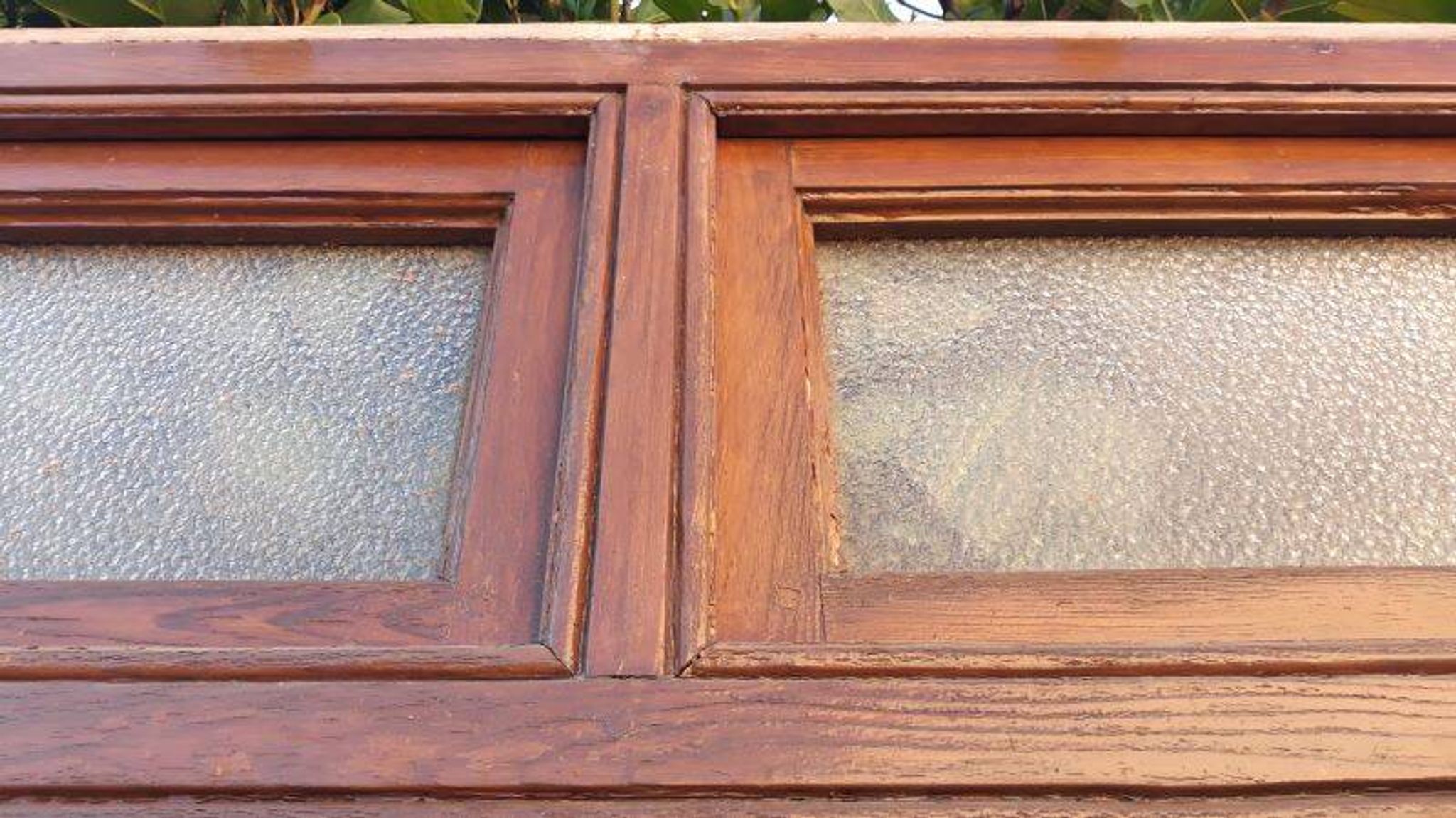 Porte d'entrée et son cadre imposte en verre translucide, début XXème