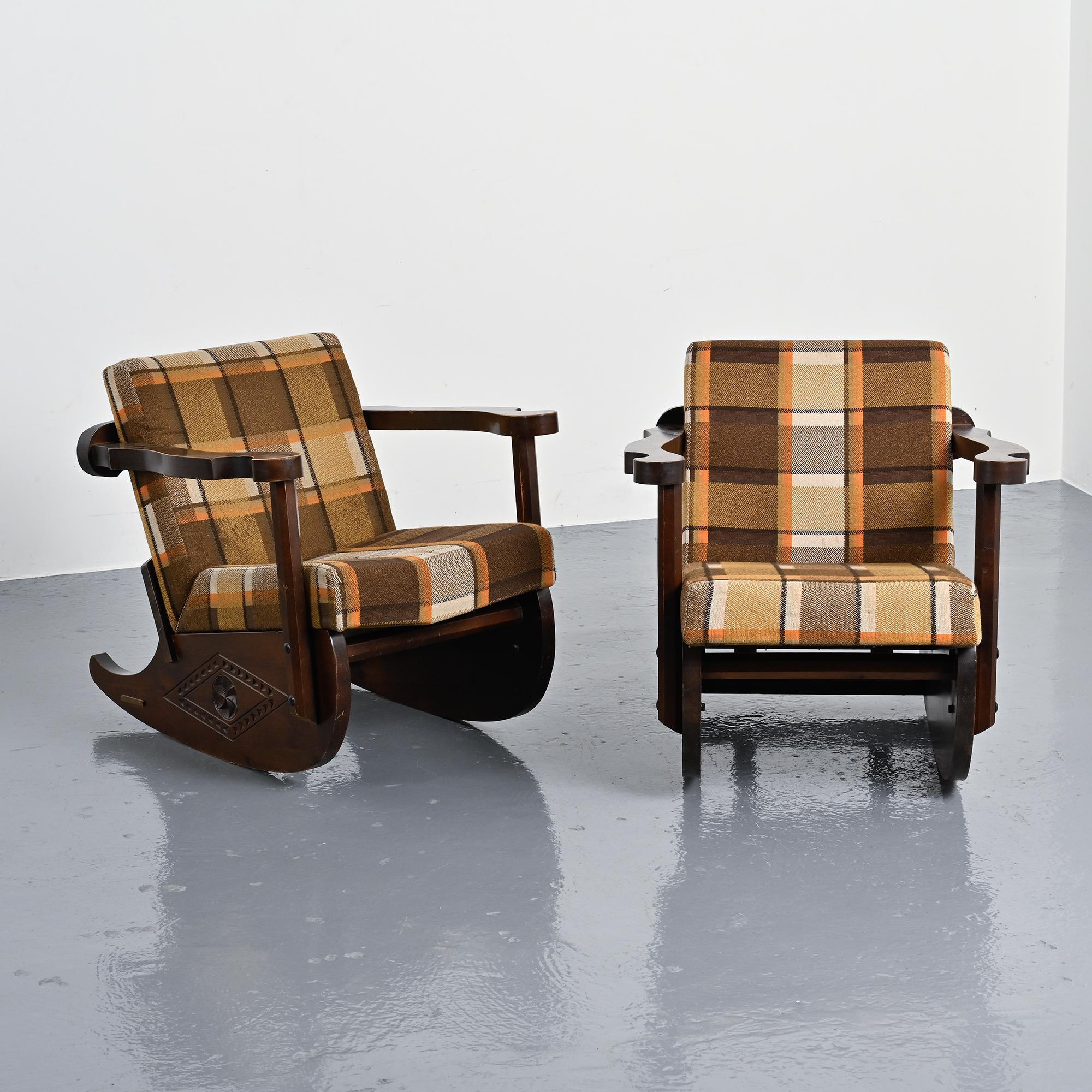 Paire de rocking-chairs en bois sculpté, vers 1970