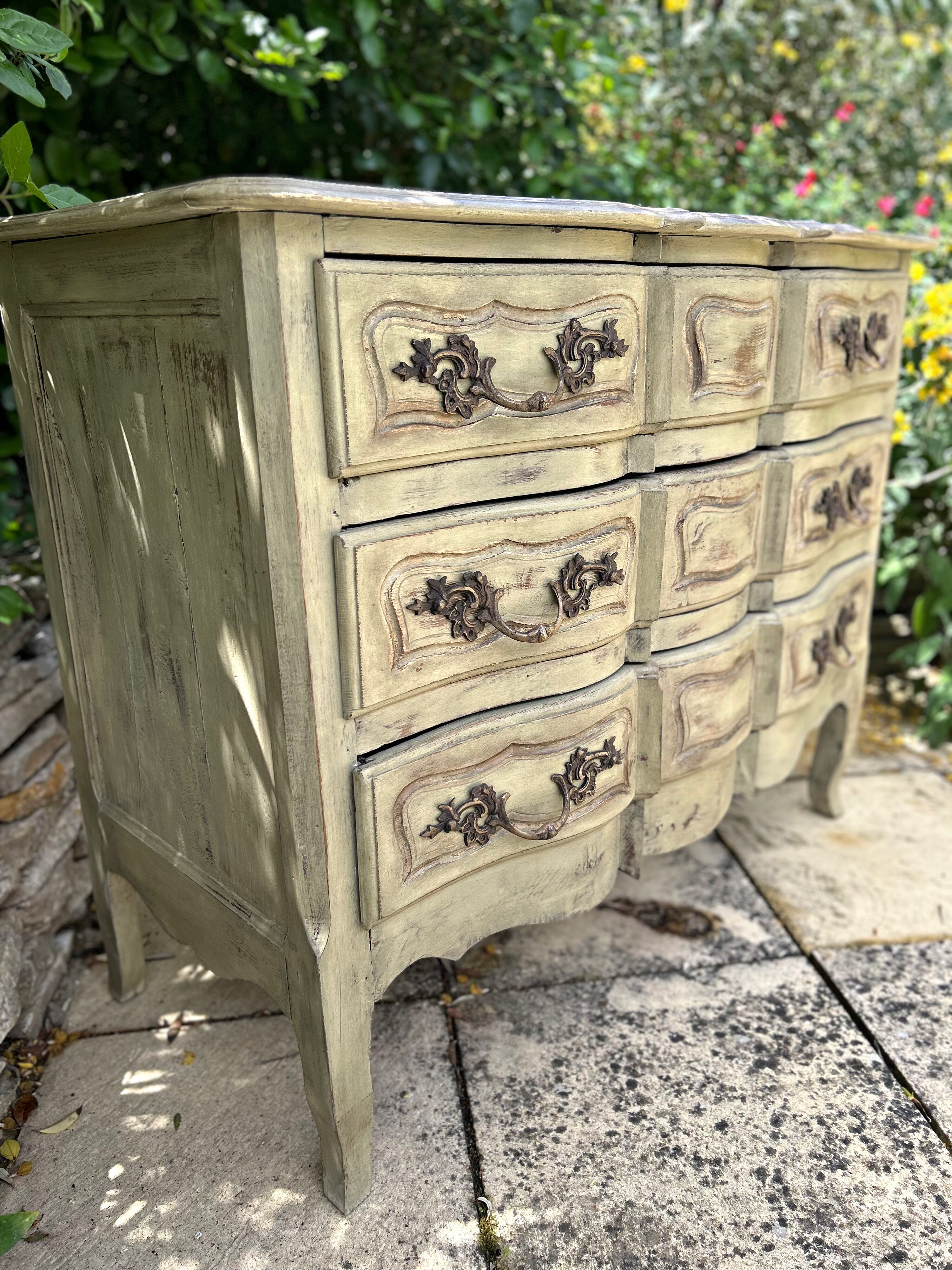 Commode galbée ancienne patinée vert pistache
