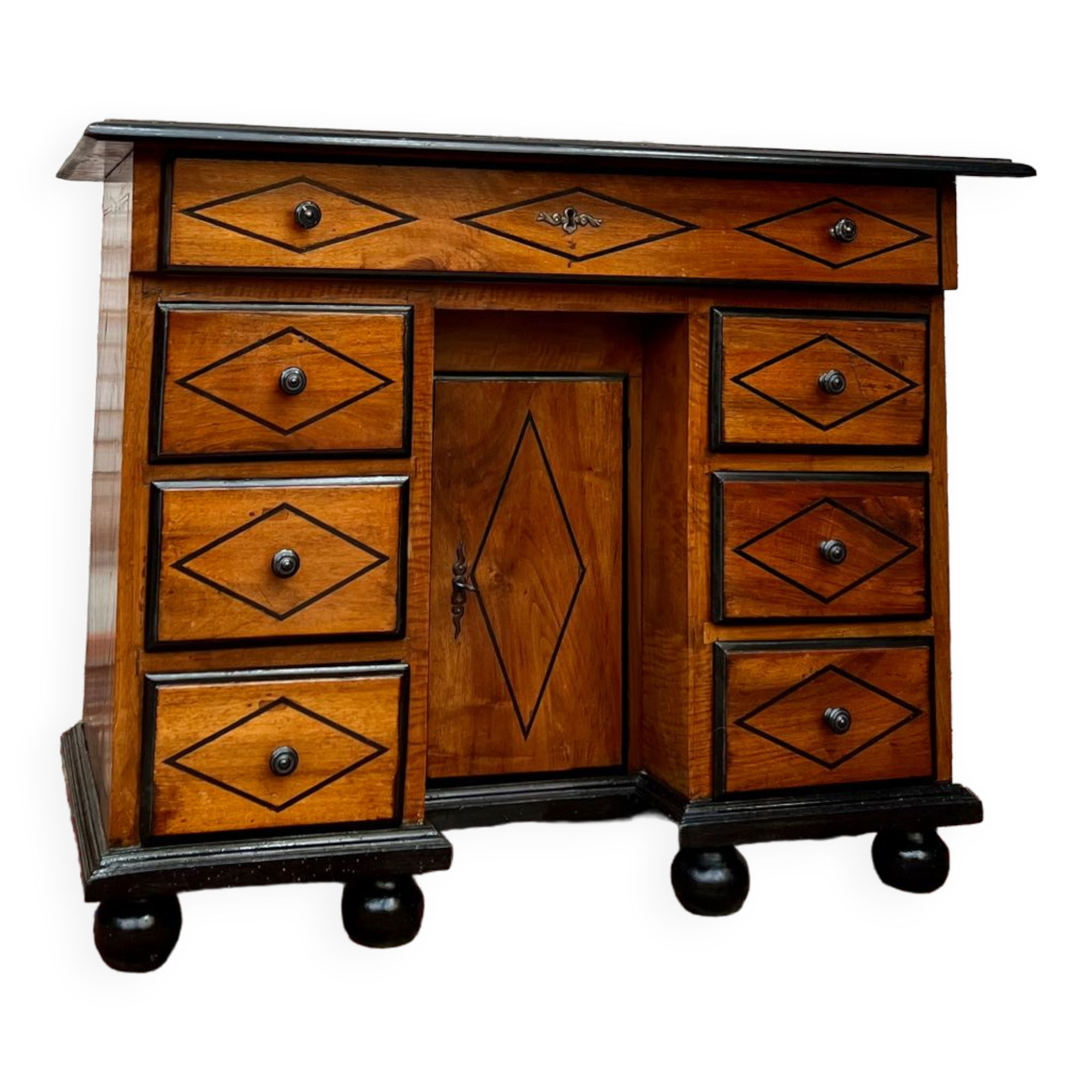 Moneychanger's desk in walnut and wooden net of Louis XIV period late seventeenth century