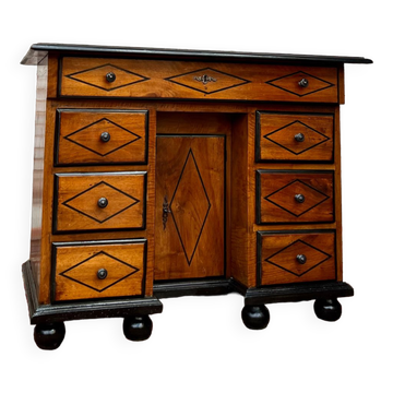 Moneychanger's desk in walnut and wooden net of Louis XIV period late seventeenth century