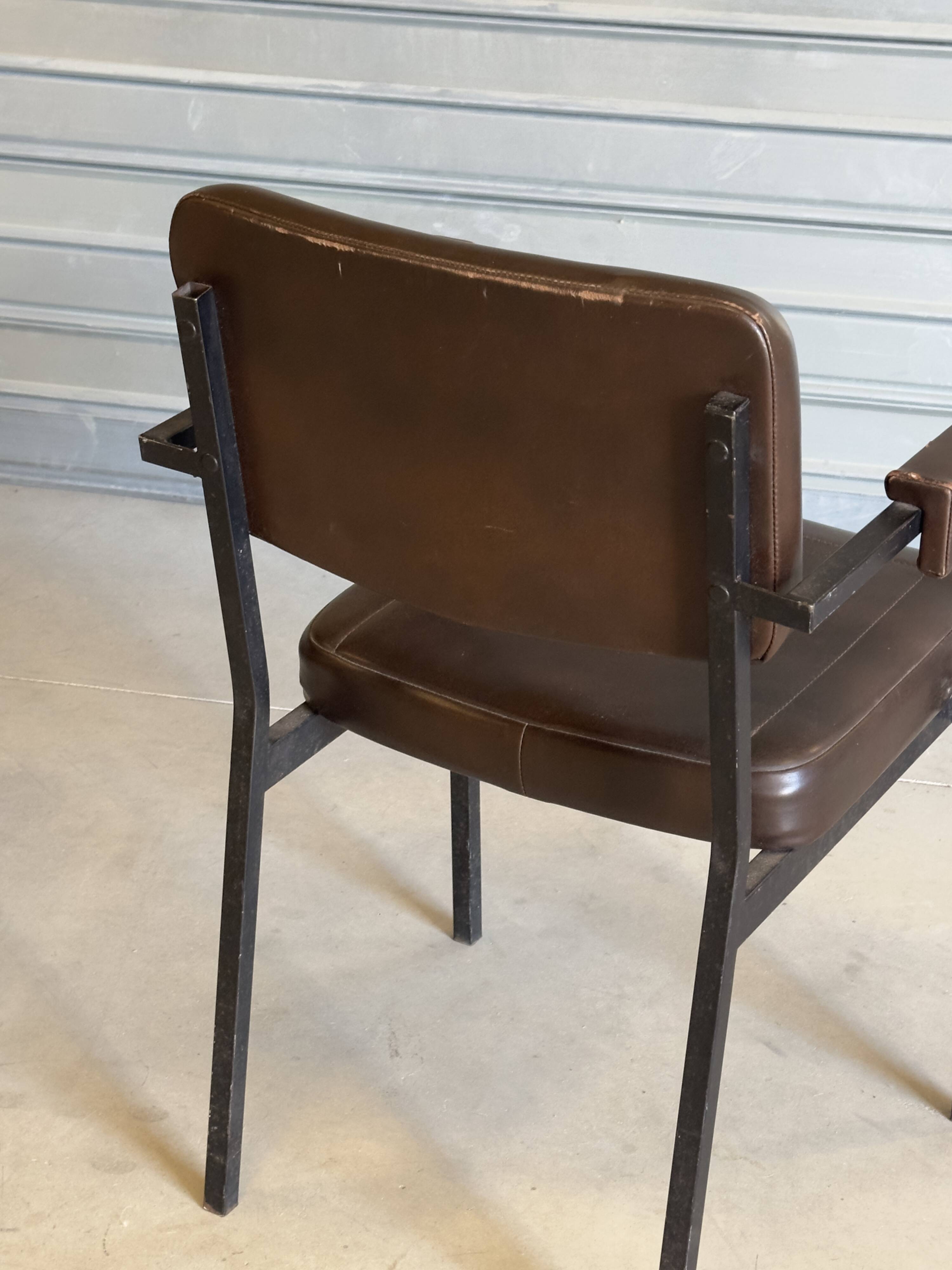 Paire de fauteuils de réunion vintage marron chocolat