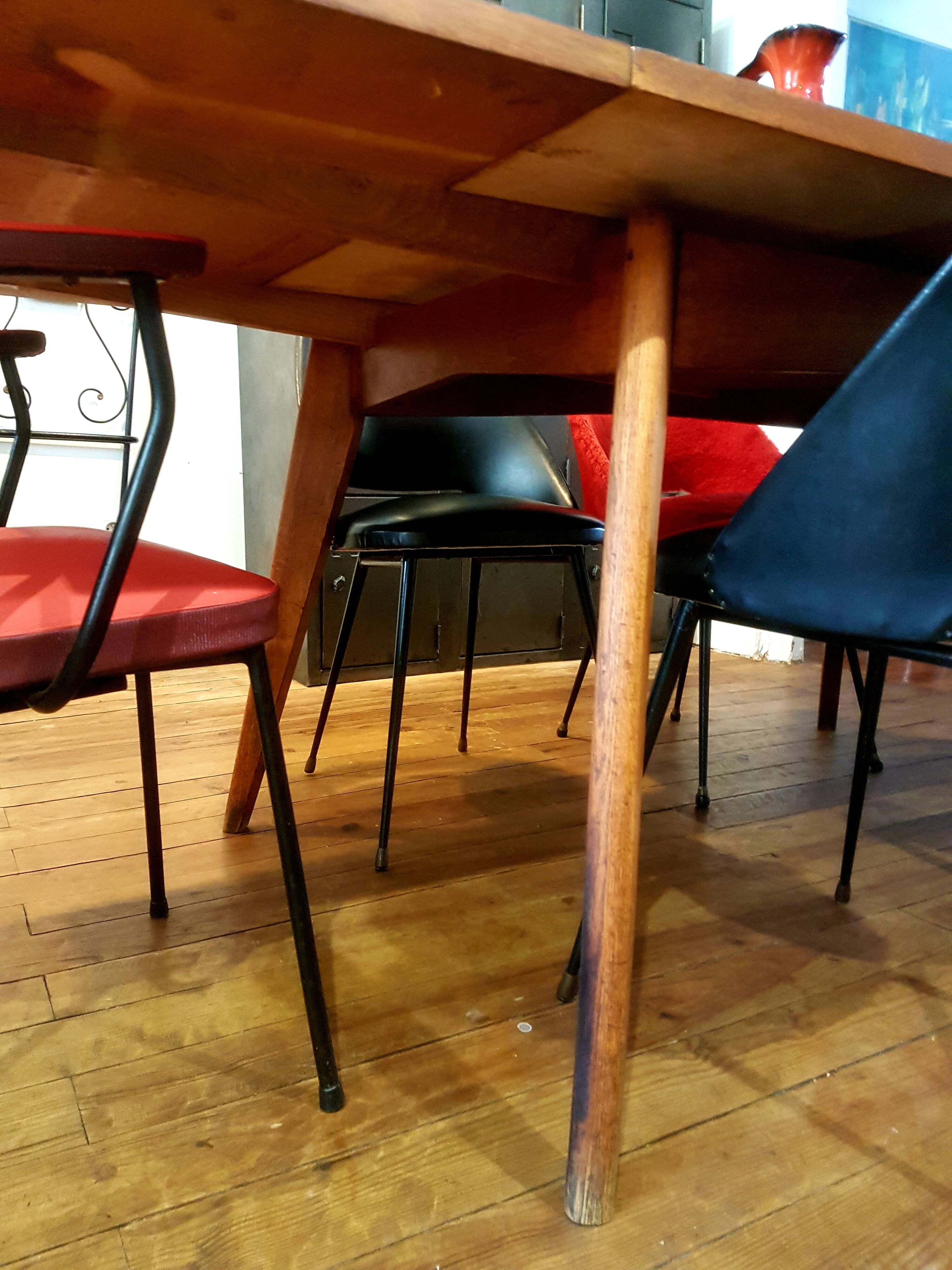 Scandinavian dining table with extensions