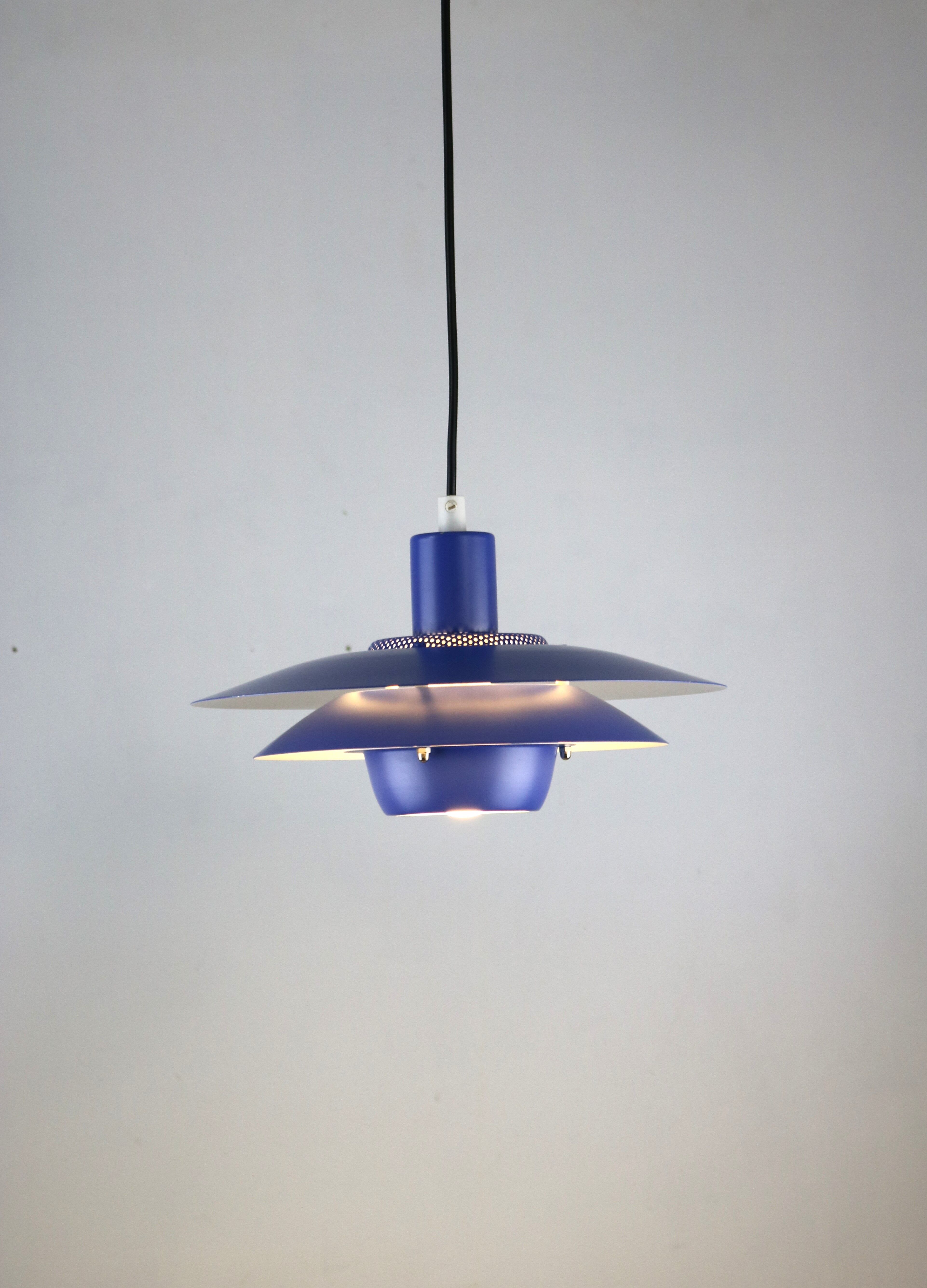 Suspension bleue par Jeka Metaltryk - Modèle Viola type 3013P
