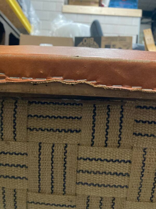 Paire de fauteuils Art Déco en cuir. Années 40.