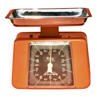 Stube - vintage household scale in orange painted metal - force 10 - 1960s