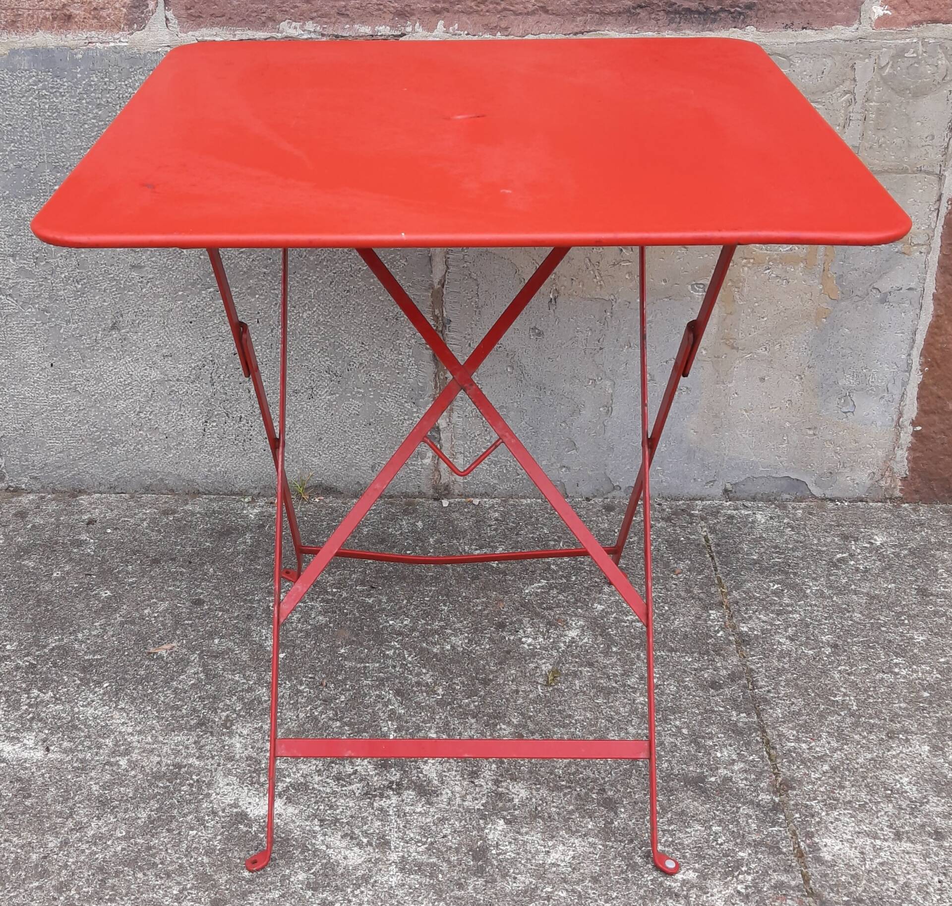 Folding bistro or garden table, made of metal. (Individually or in sets)