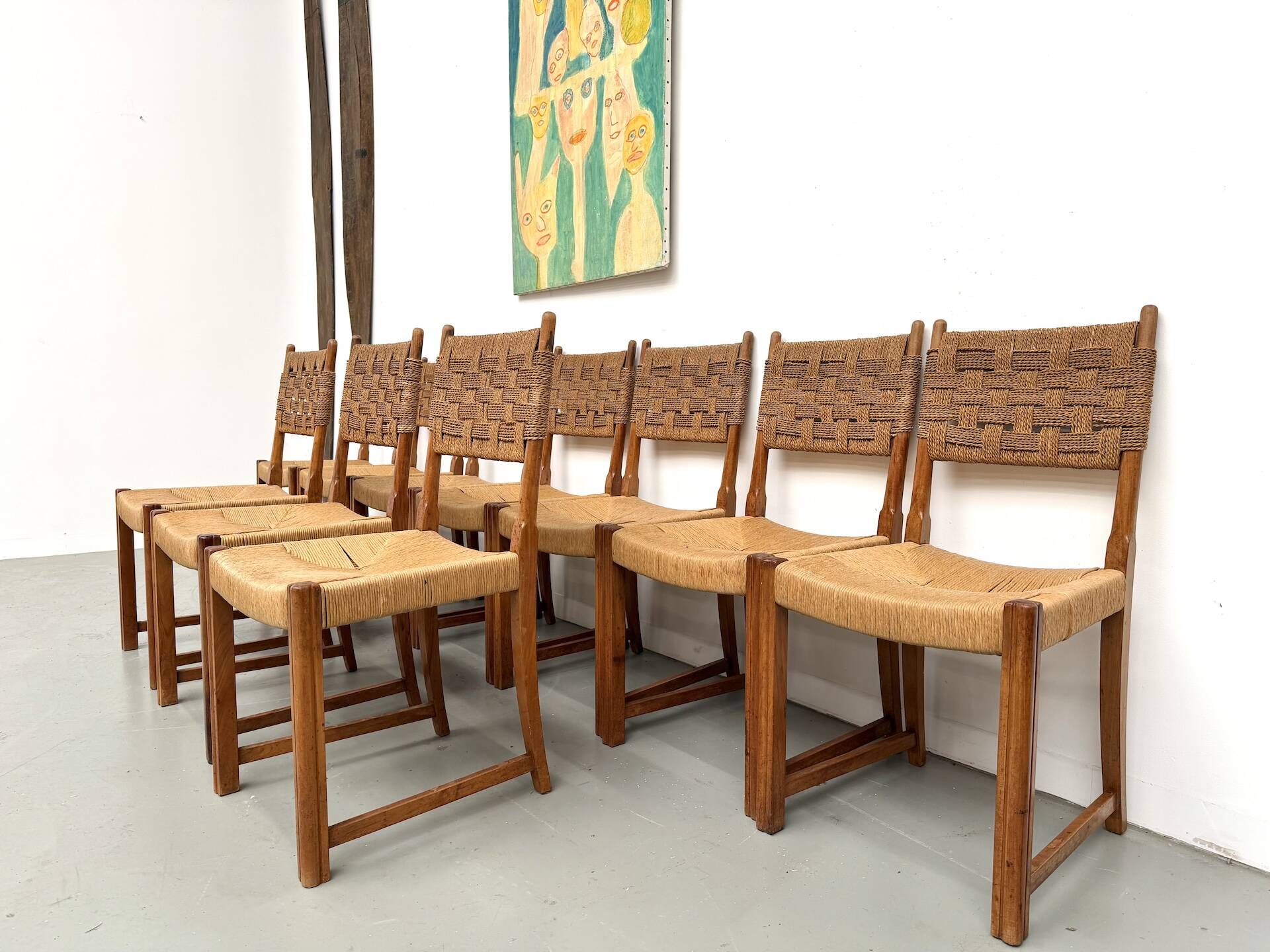 Série de dix chaises en orme massif tressées main, France circa 1965