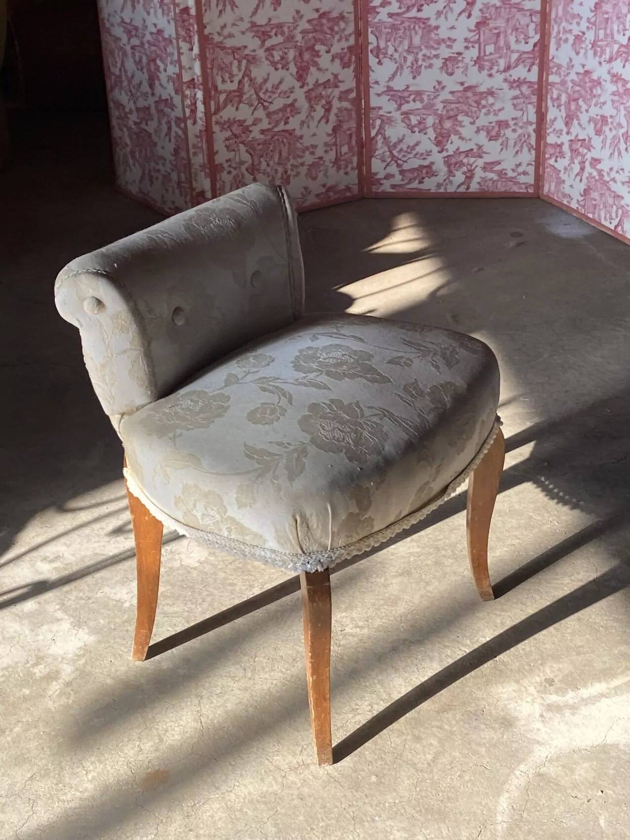 Petit siège de coiffeuse – Fauteuil vintage années 50 Chintz ivoire