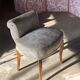 Petit siège de coiffeuse – Fauteuil vintage années 50 Chintz ivoire