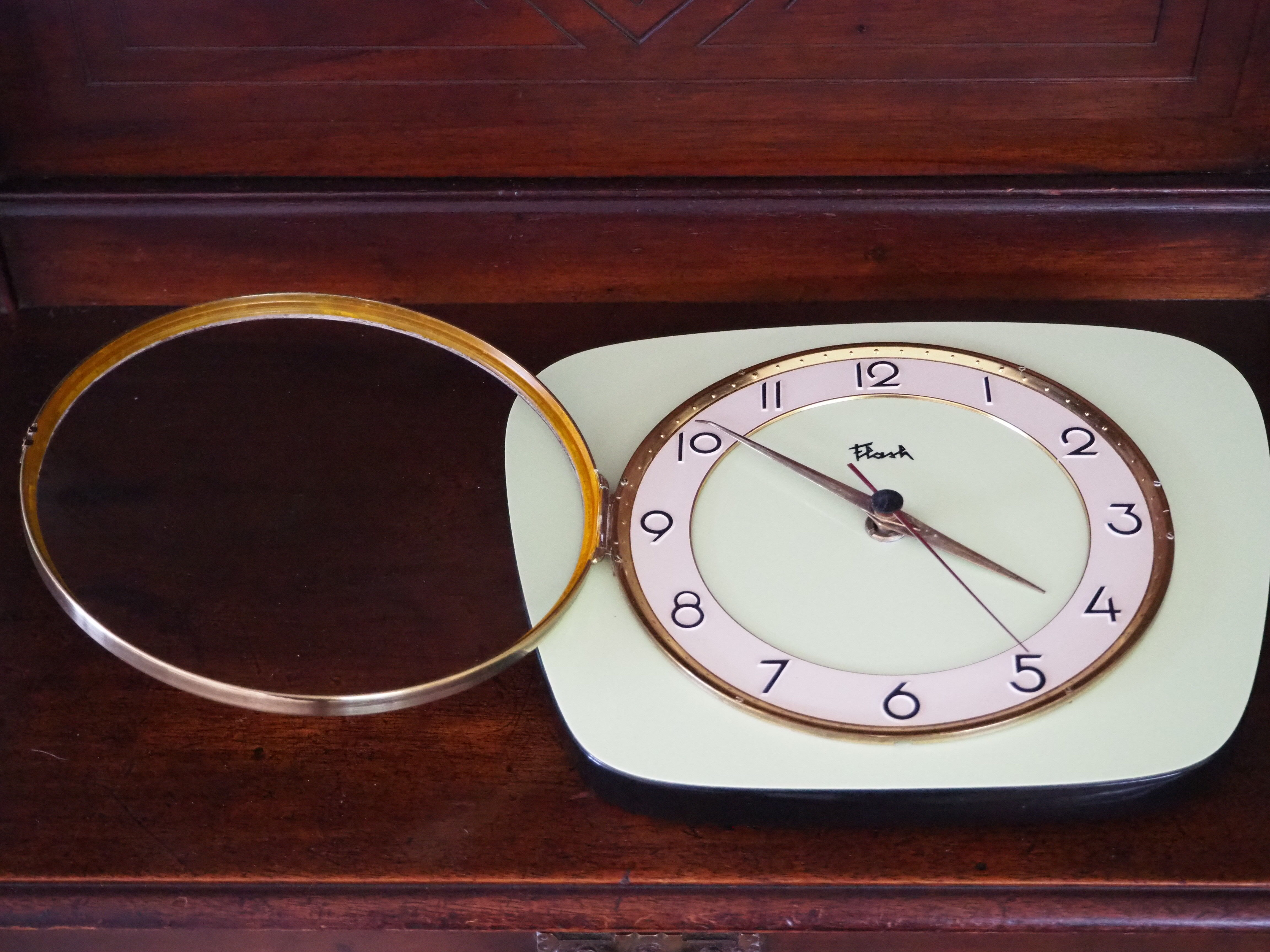 "Flash" pendule in green water formica from the 50s/60s