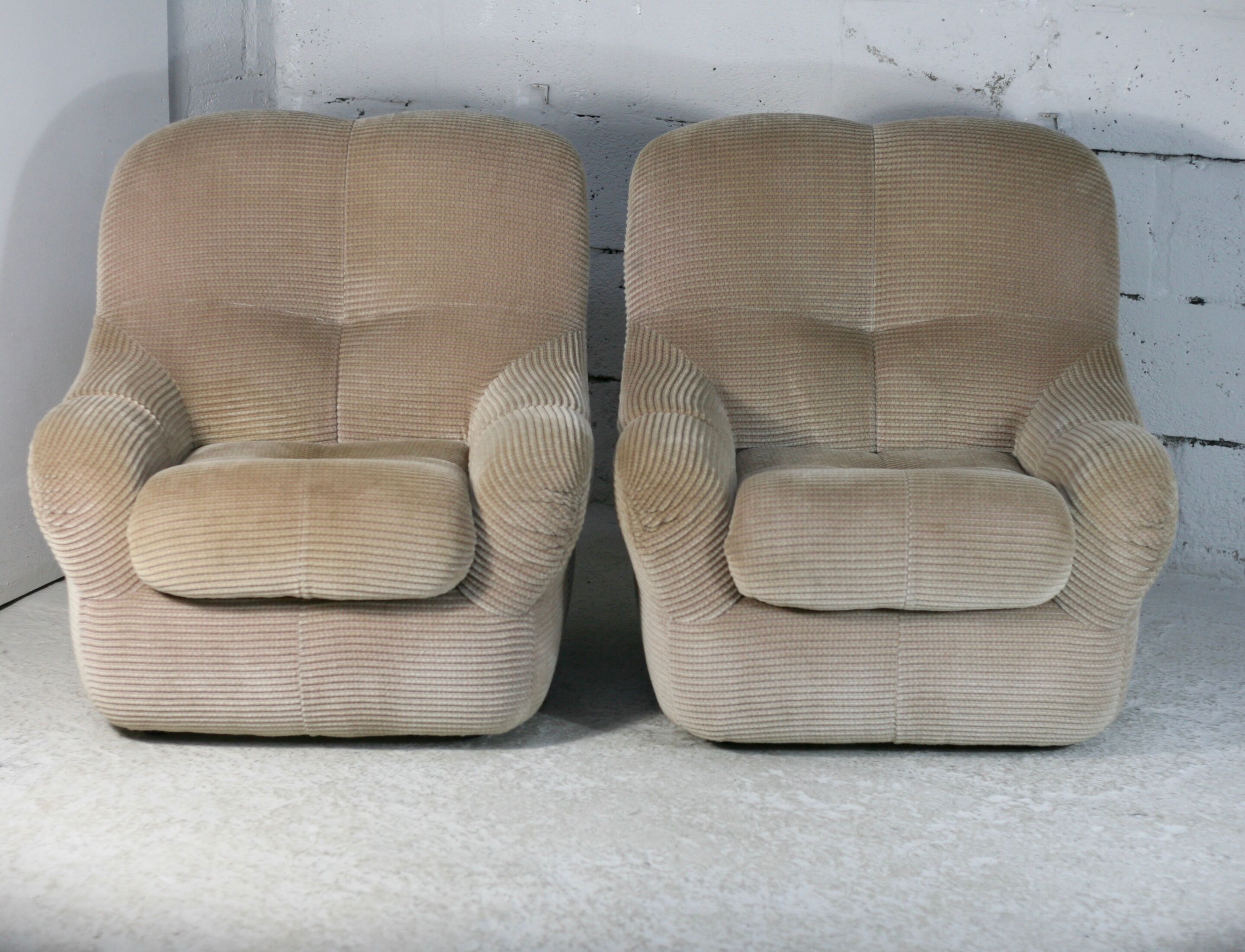 Pair of armchairs "space age". Beige corduroy velvet. France, circa 1970