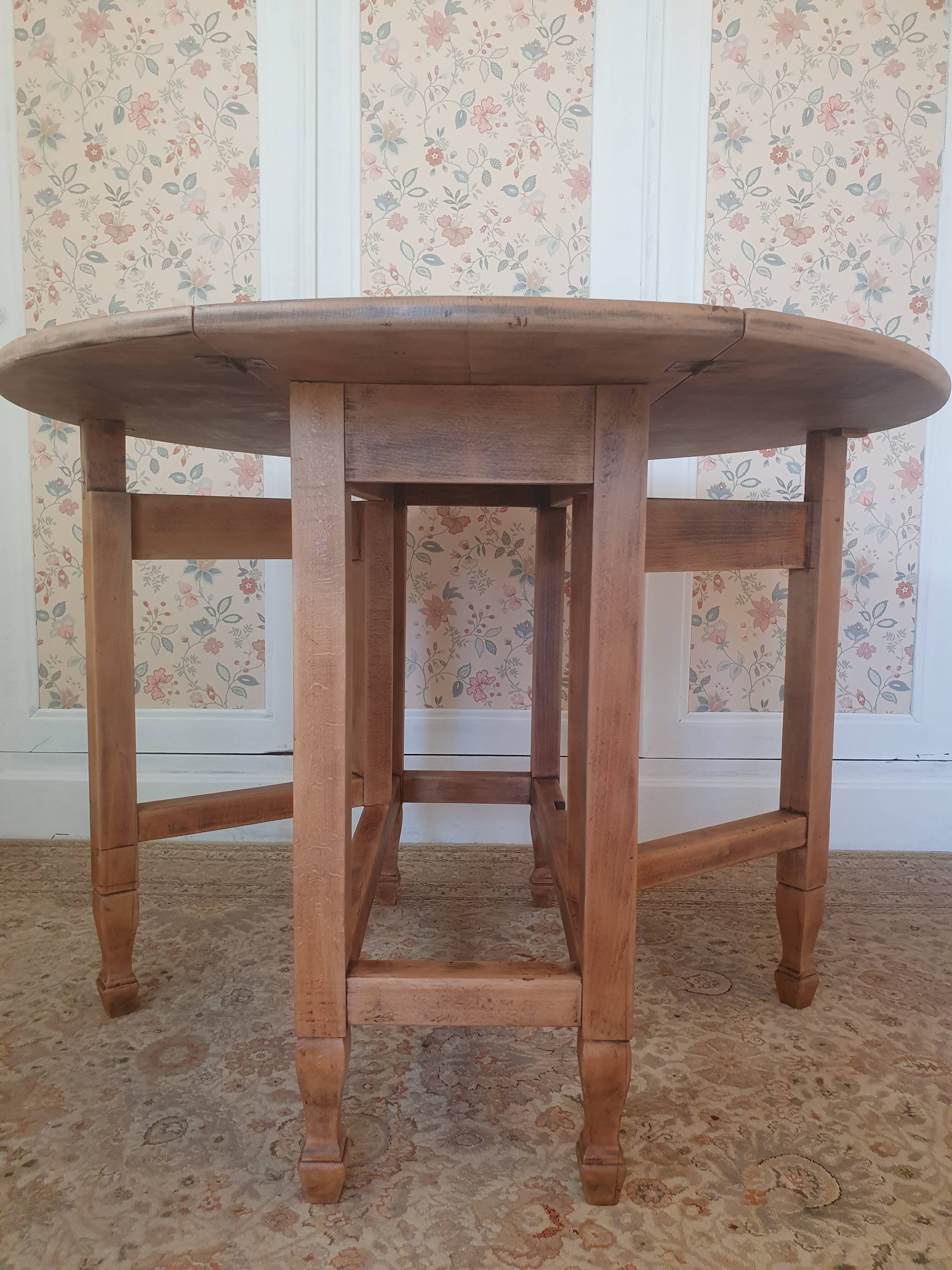 Drop-leaf gateleg table