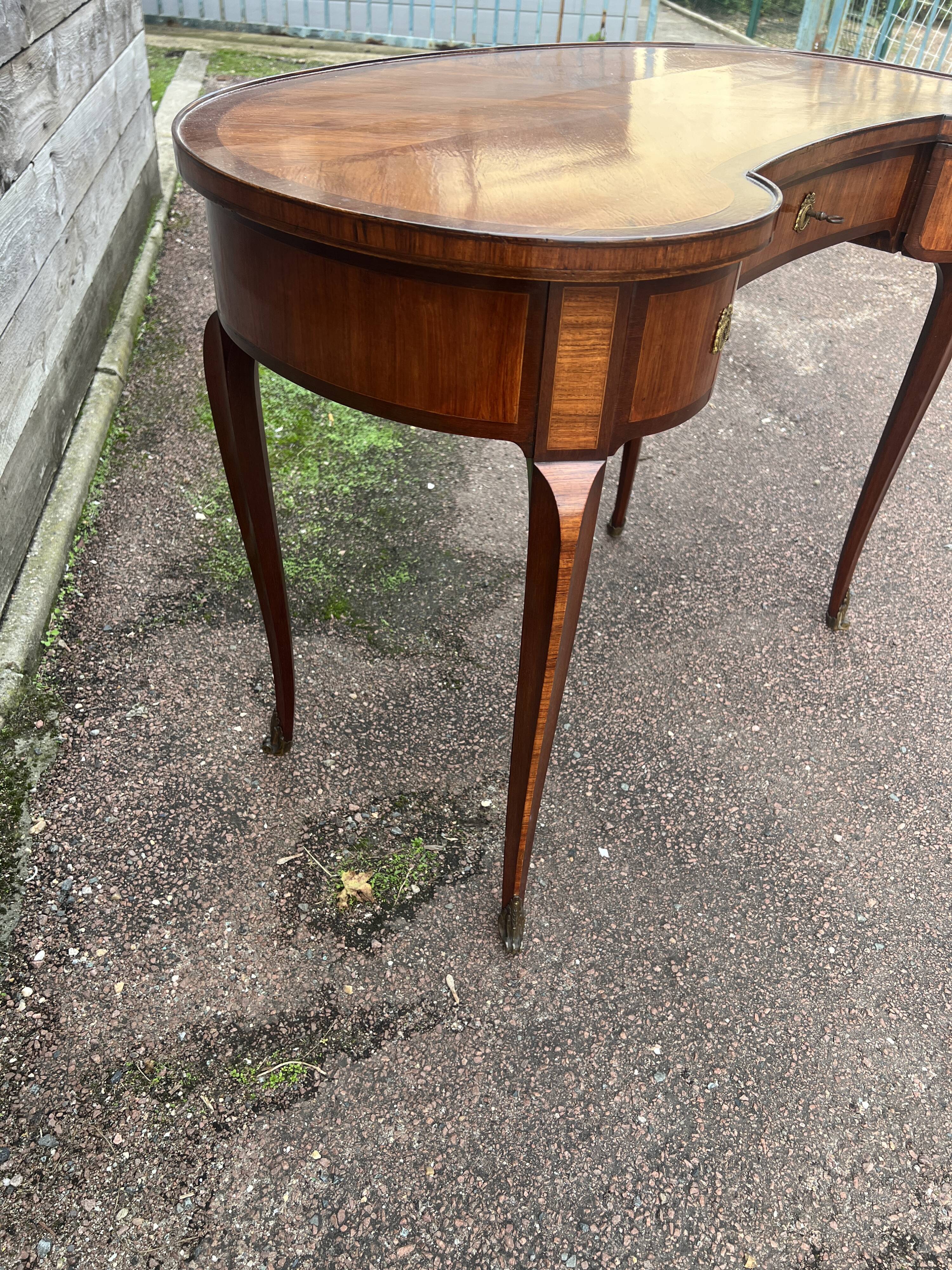 Kidney-shaped desk, marquetry, Transition style