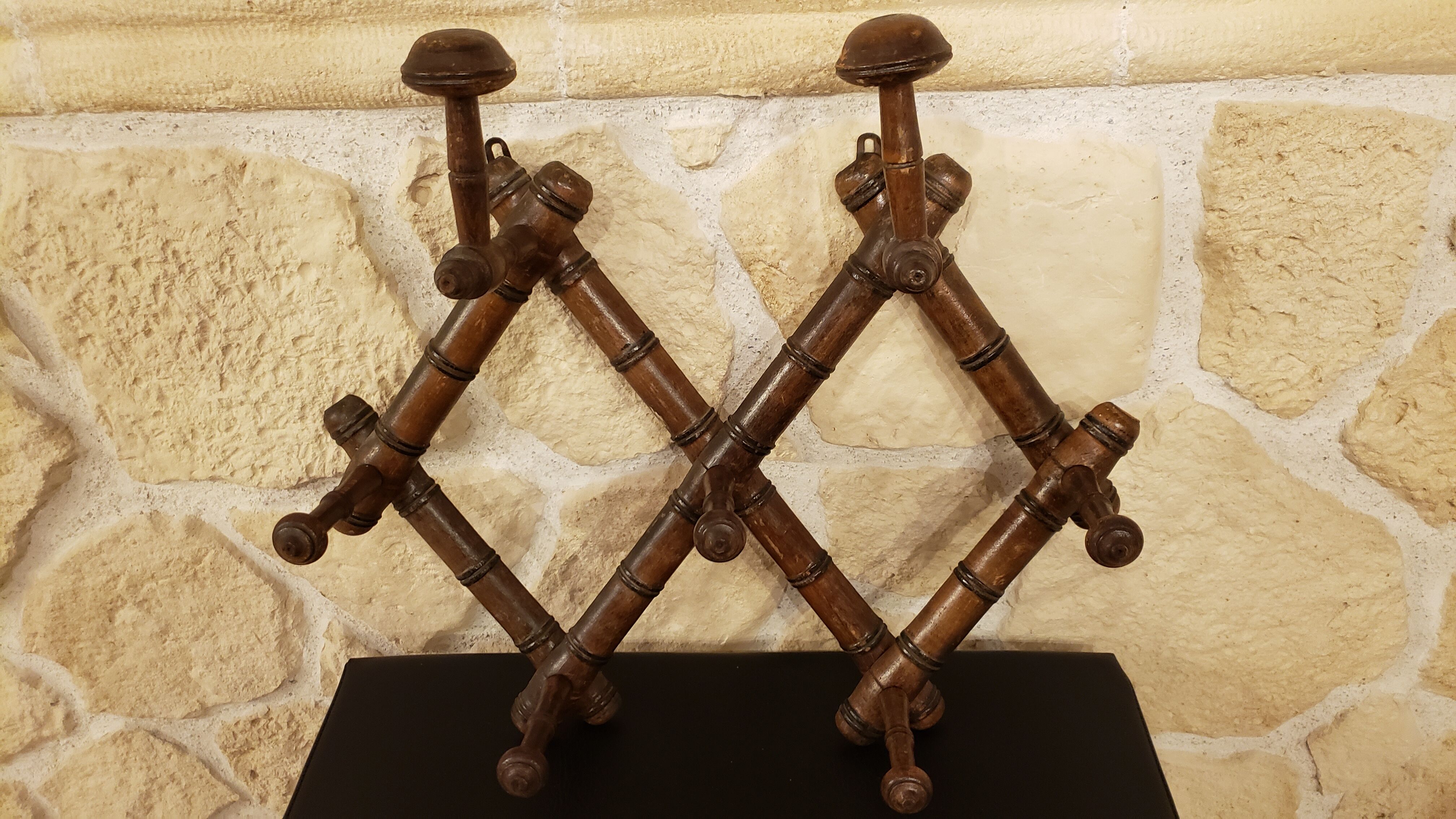 Extendable wooden wall coat rack