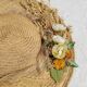 Chapeau de paille décoratif agrémenté de fleurs séchées