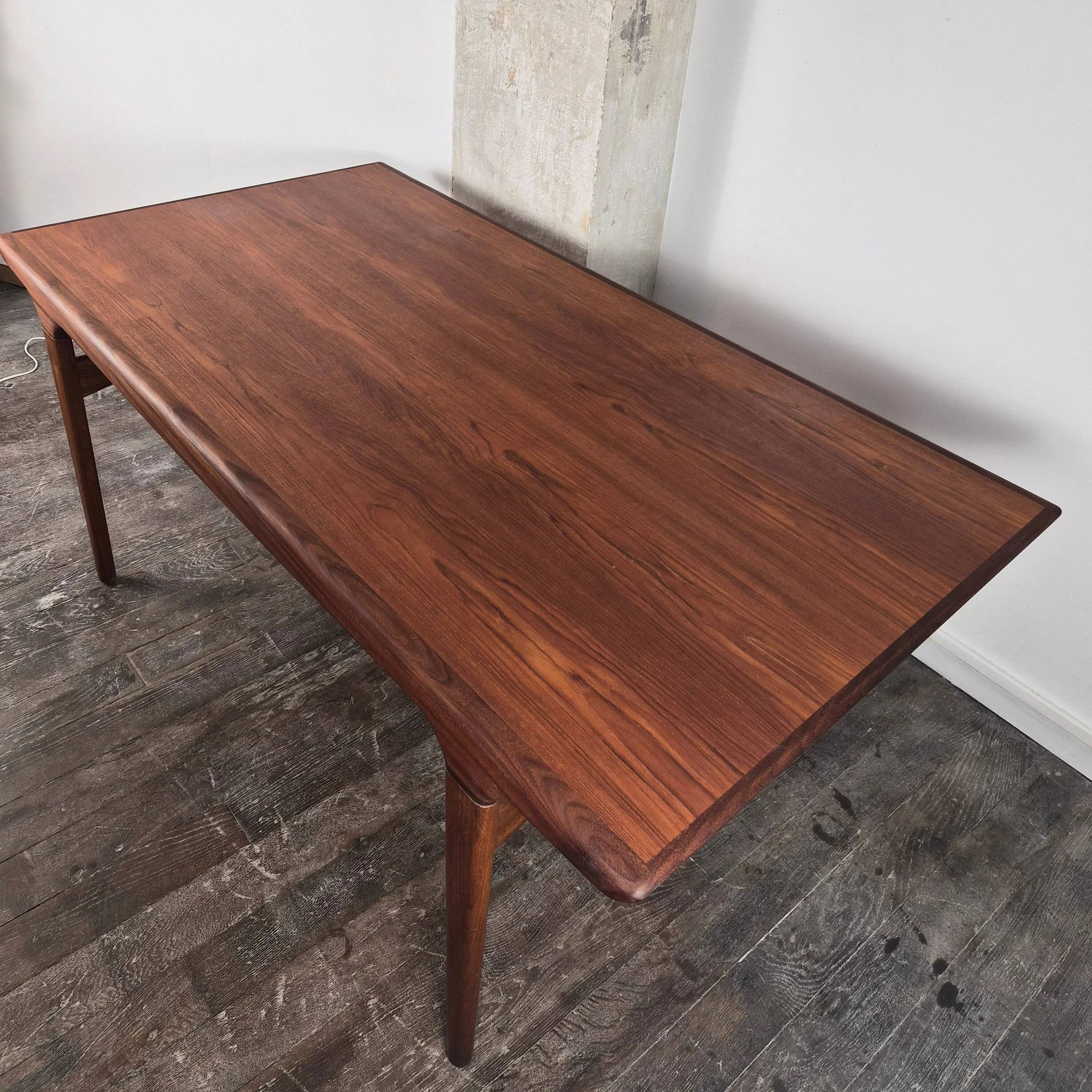 Table à manger en teck avec extension par Johannes Andersen, pour Uldum Møbelfabrik, Danemark, 1960.