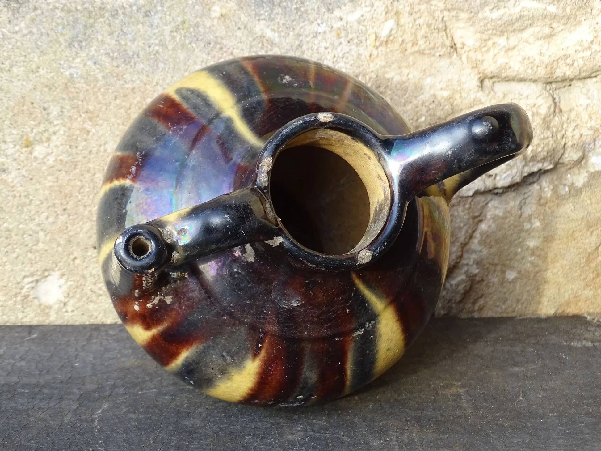 Pichet à eau ou orjol français ancien à glaçure rayée