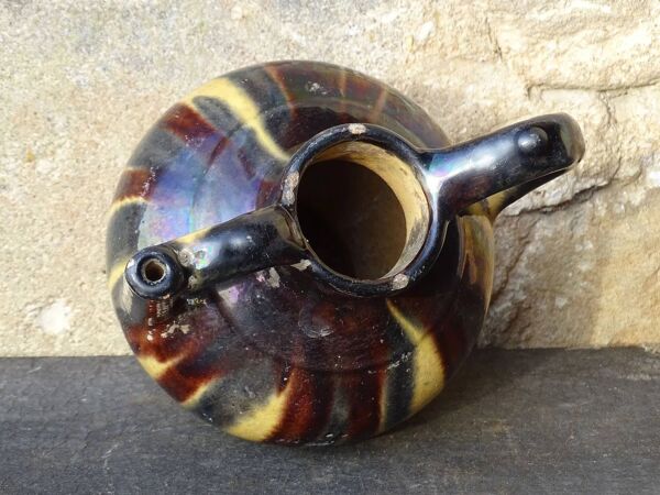 Pichet à eau ou orjol français ancien à glaçure rayée