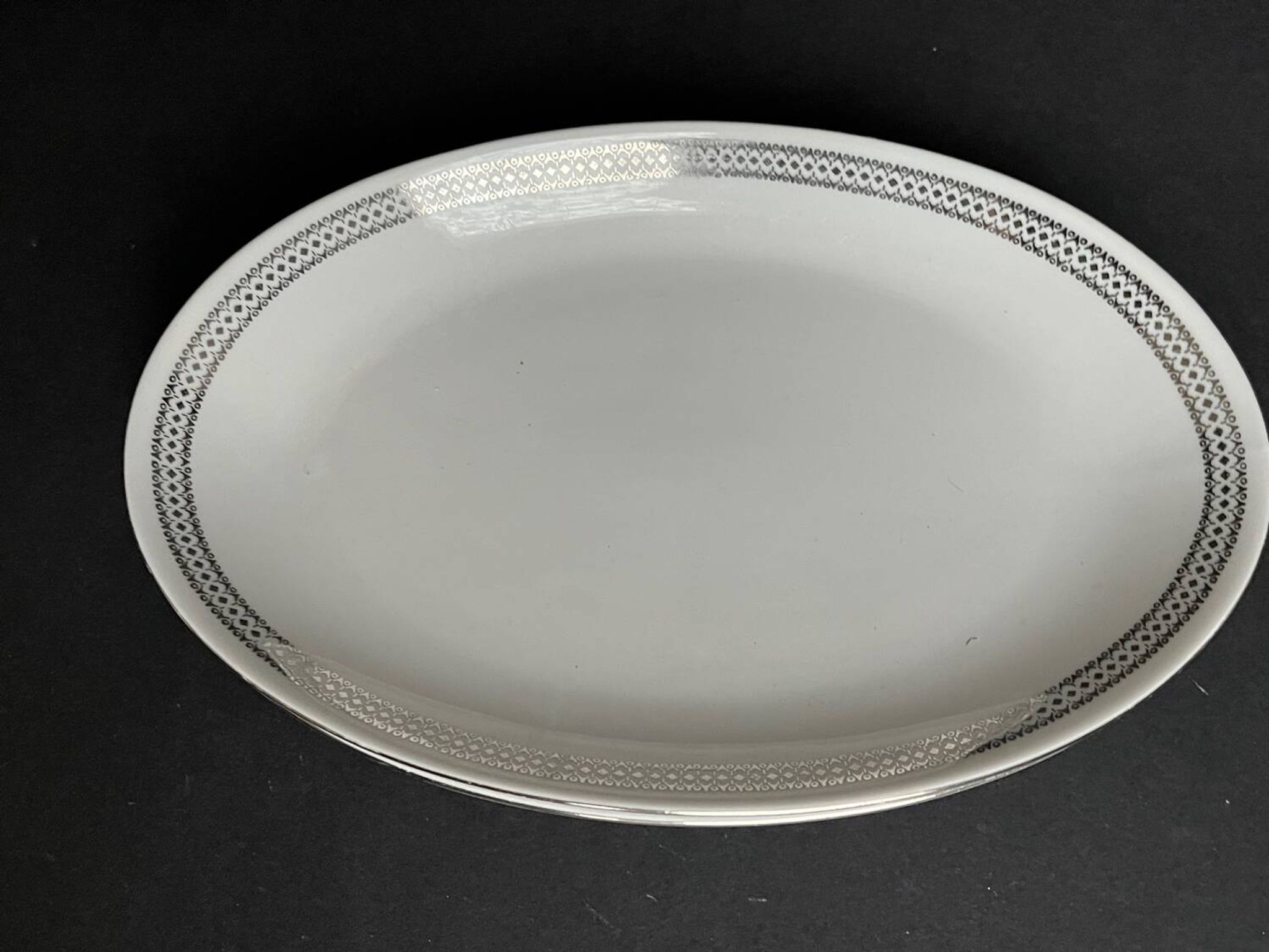 2 plats ovales en porcelaine