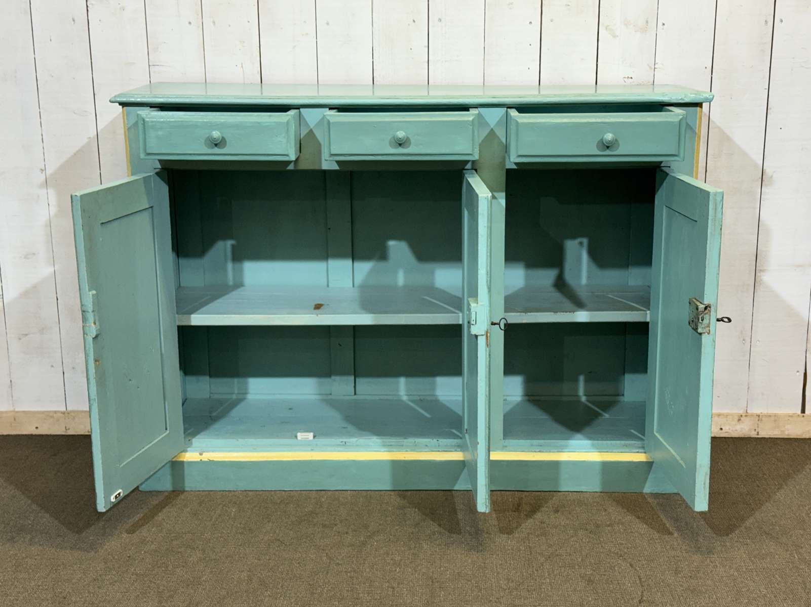 Enfilade 3 portes des années 1930 en châtaignier et sapin à décor floral