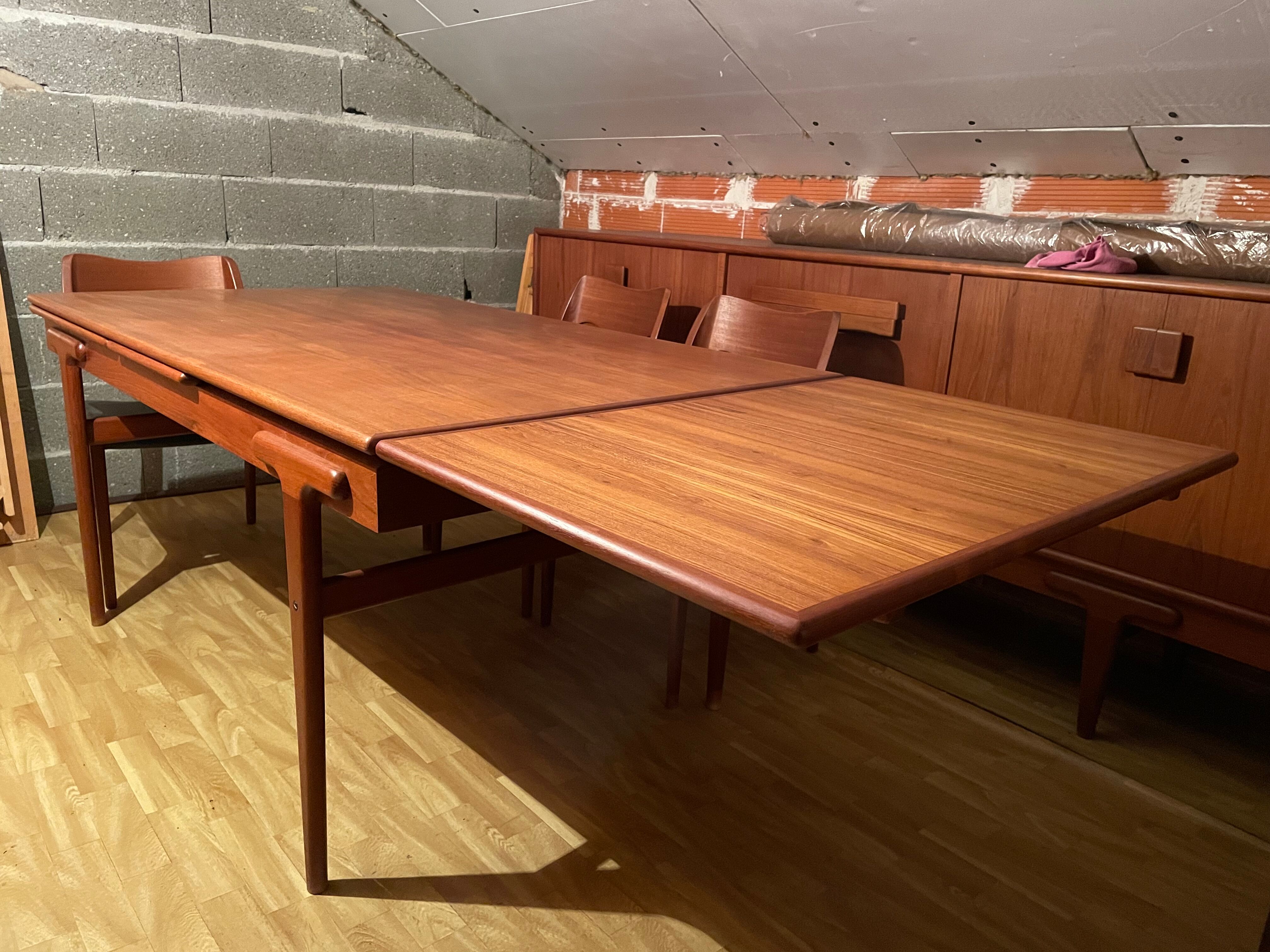 Teak extension table