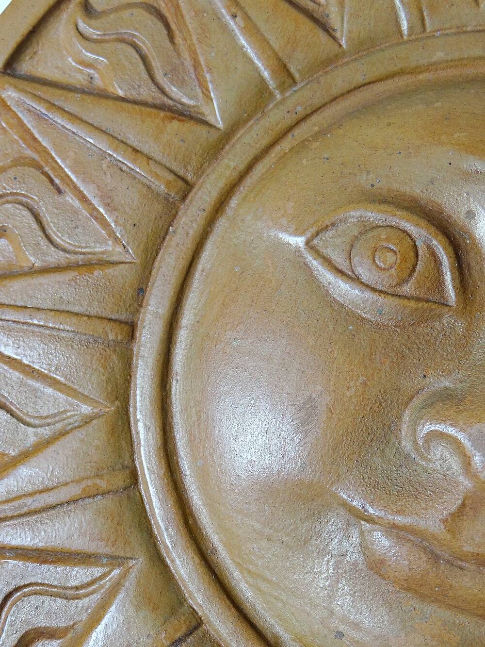 Plaque murale soleil anthropomorphe en terre cuite patinée, Italie 1996