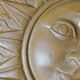 Plaque murale soleil anthropomorphe en terre cuite patinée, Italie 1996