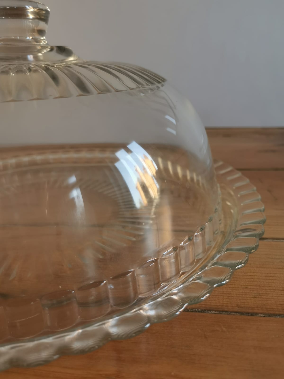 Glass arcopal cake dish with bell