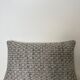 Coussin beige noir blanc motif