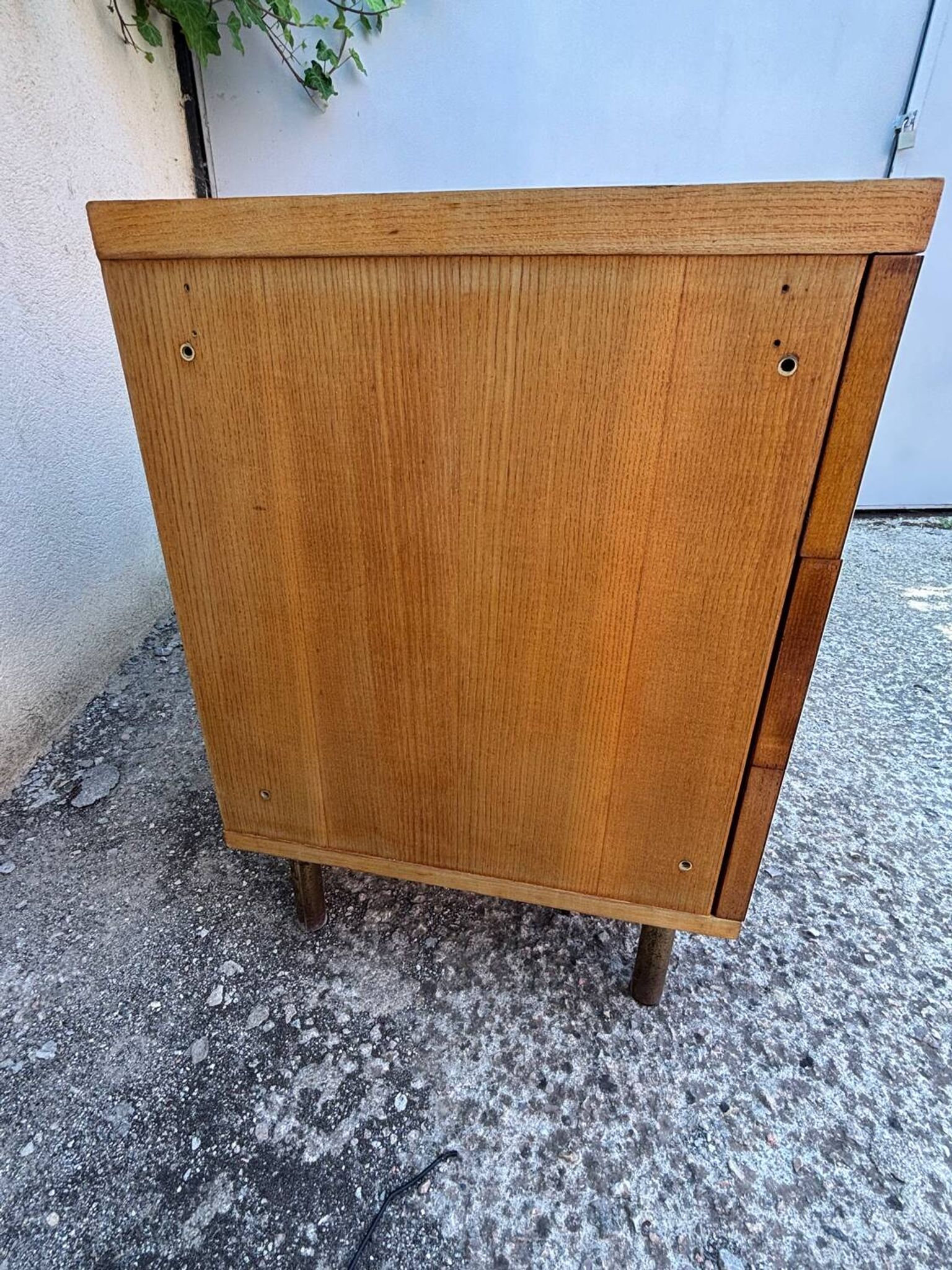 Commode années 70 chêne, laiton et placage blanc cassé