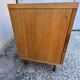 Commode années 70 chêne, laiton et placage blanc cassé