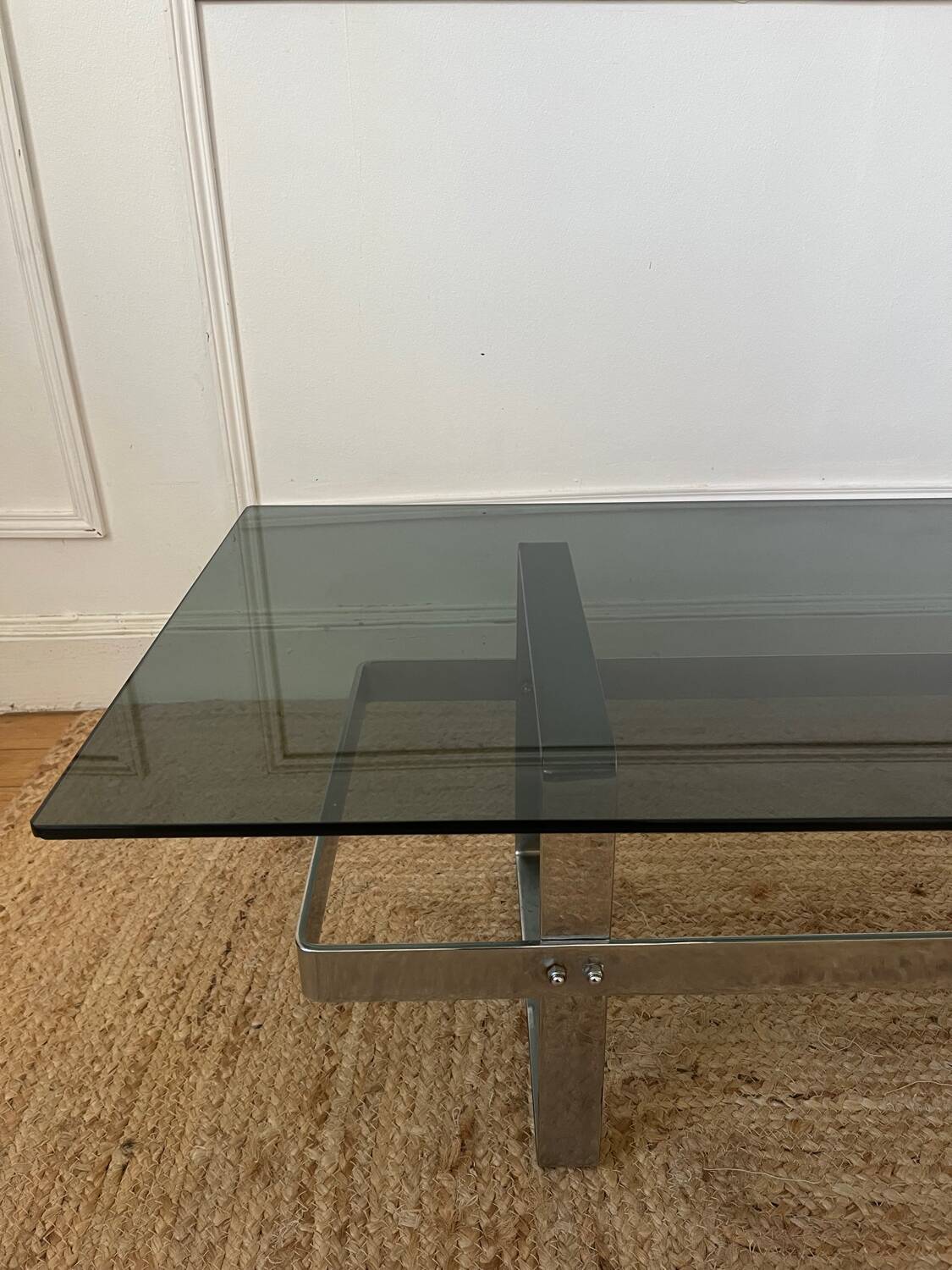 Table basse en acier chromé et plateau en verre fumé design 70