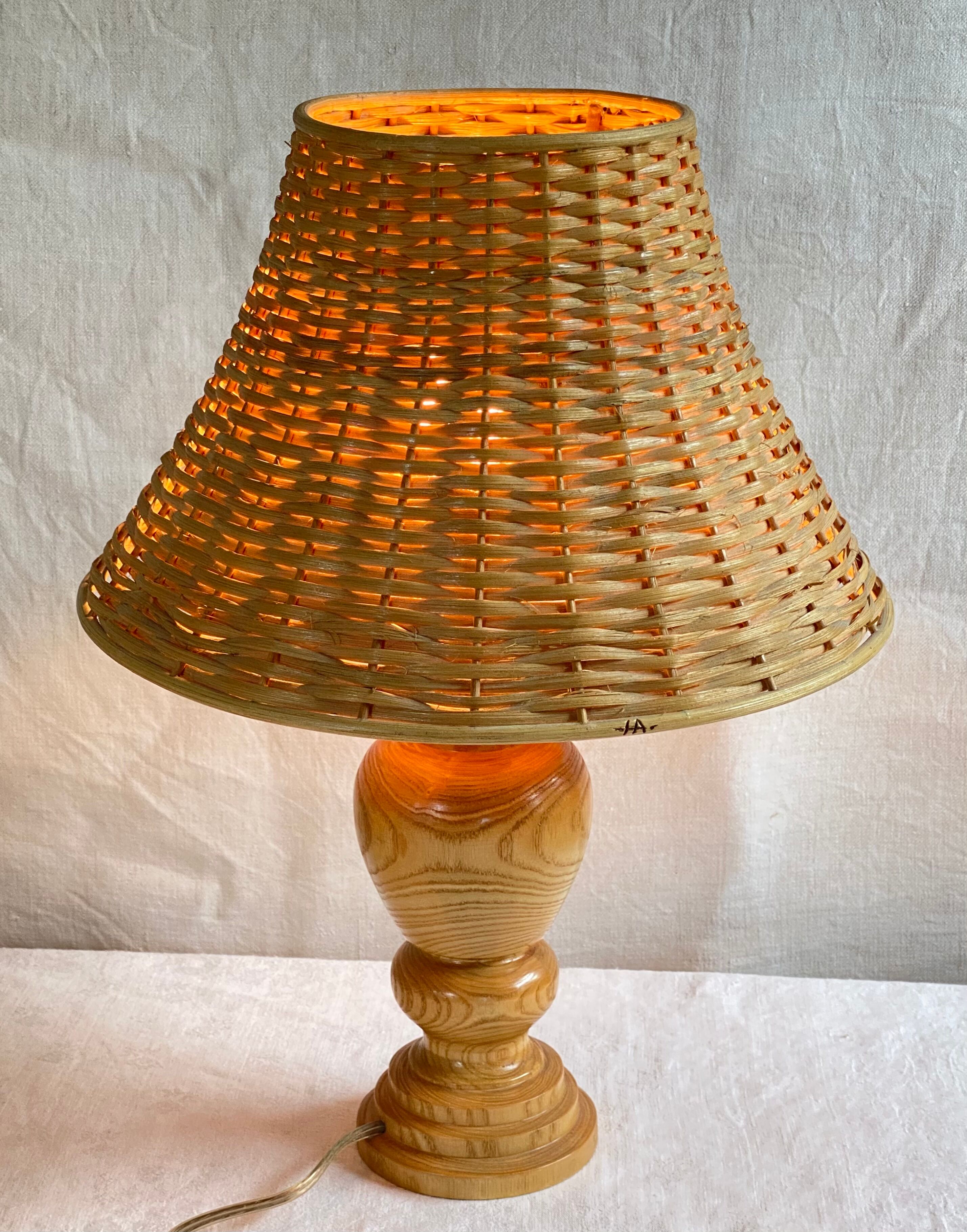 Wooden foot lamp rattan lampshade