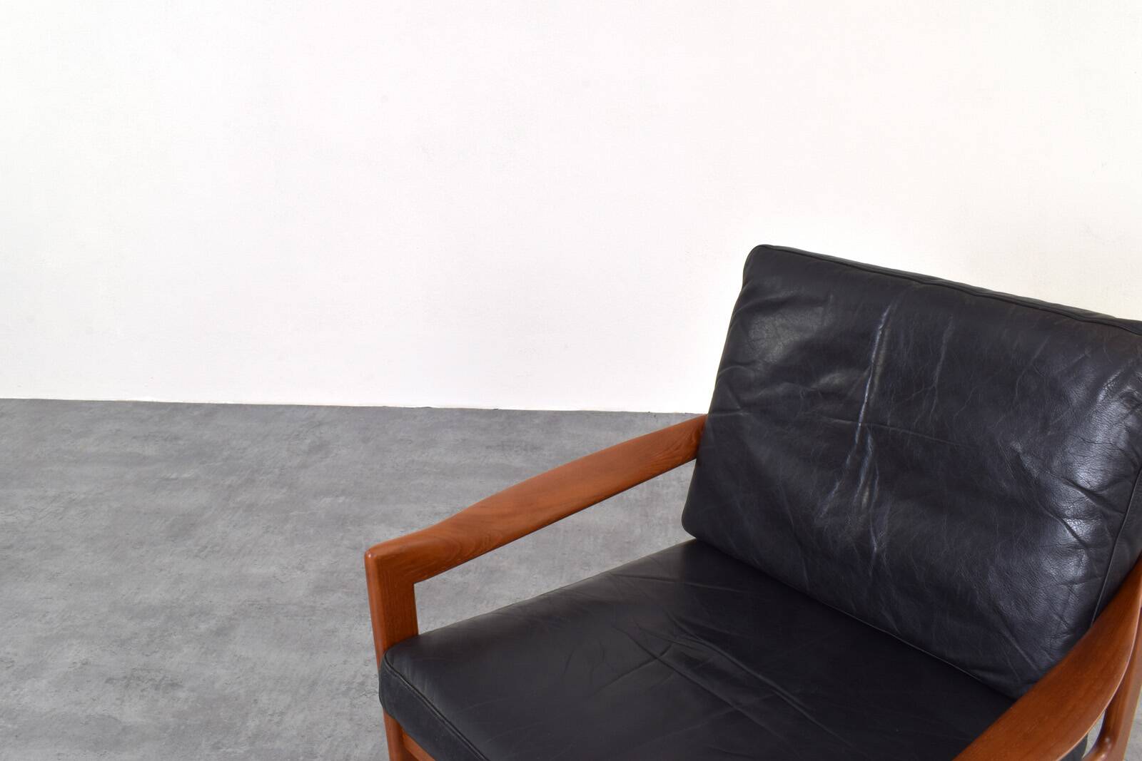 Fauteuil lounge vintage en teck par Illum Wikkelsø pour Niels Eilersen, 1960.
