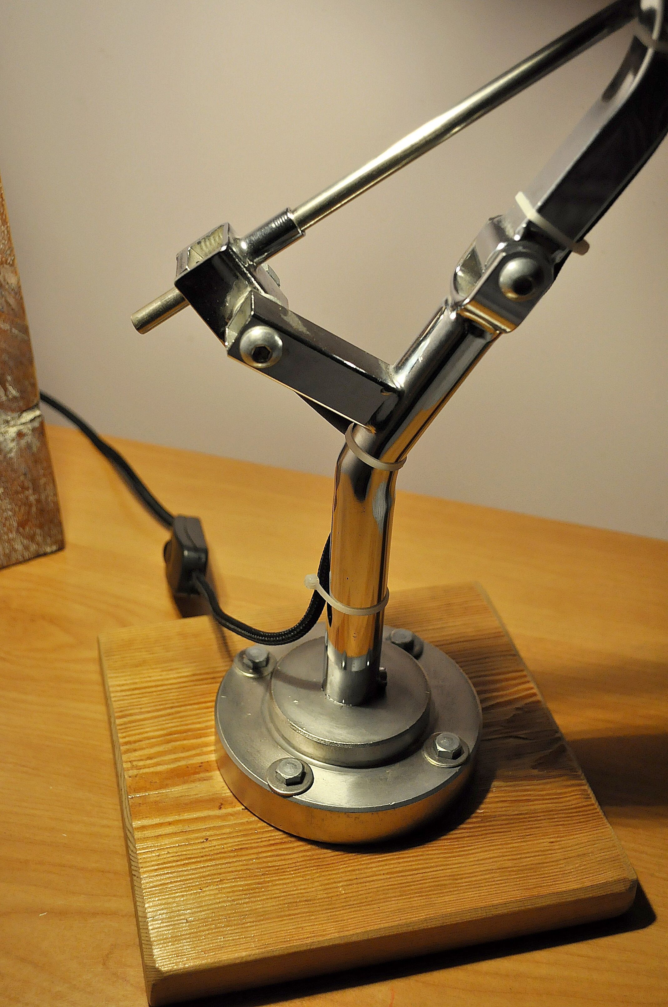 Lampe articulée et pivotante industrielle