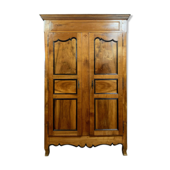 Armoire époque Louis XV en noyer blond de la région lyonnaise