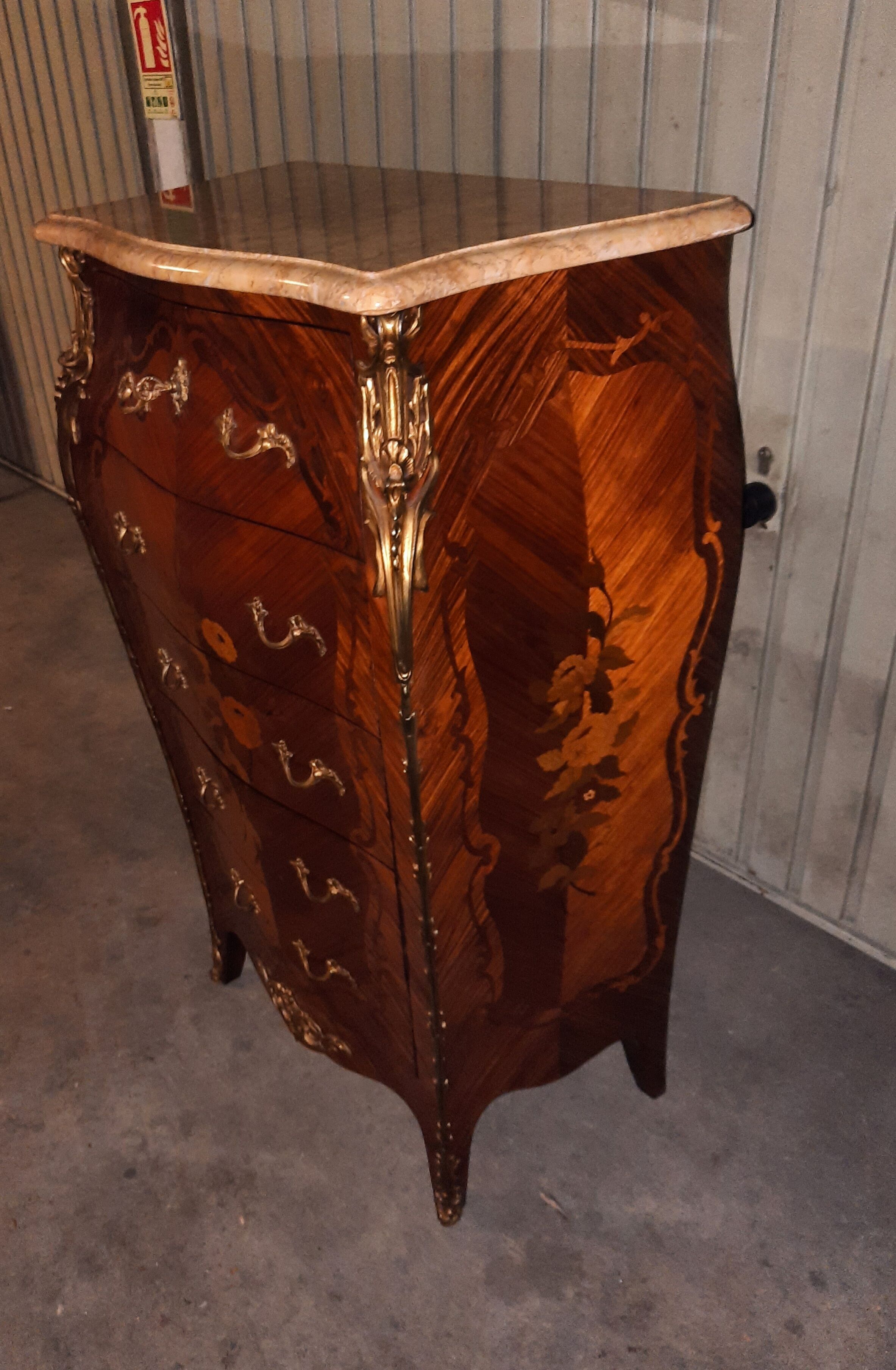 Chiffonnier en marqueterie fleurie de style Louis XV