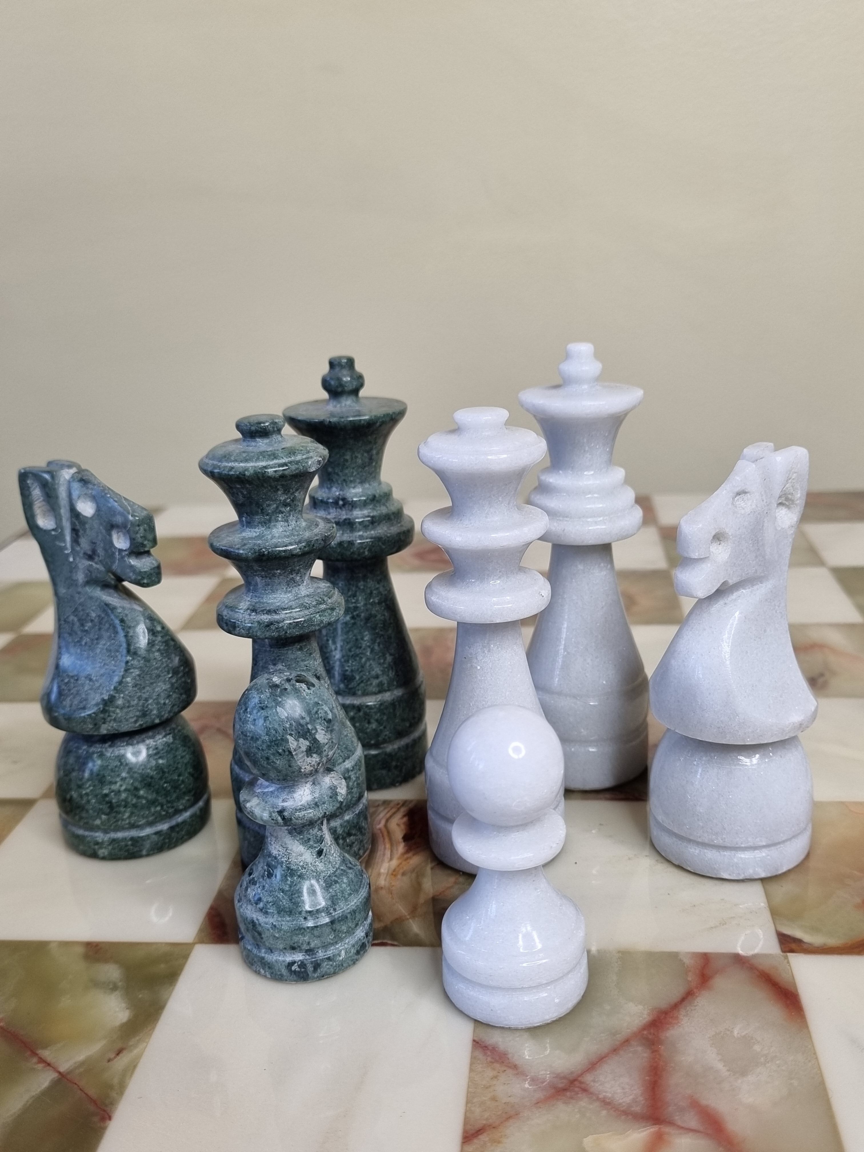 Table et jeu d'échecs en onyx et marbre blanc