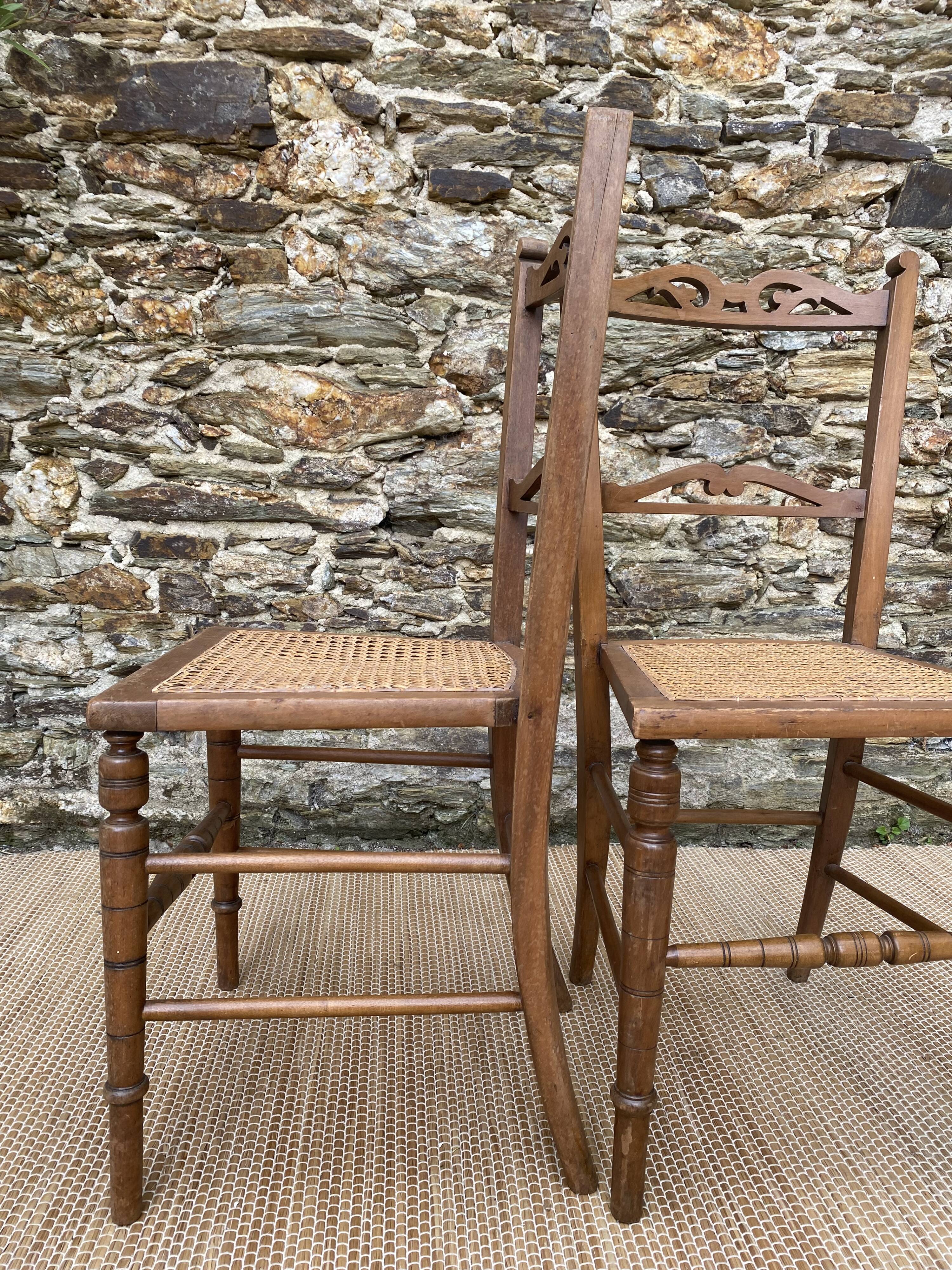 Chaises anciennes en bois et cannage