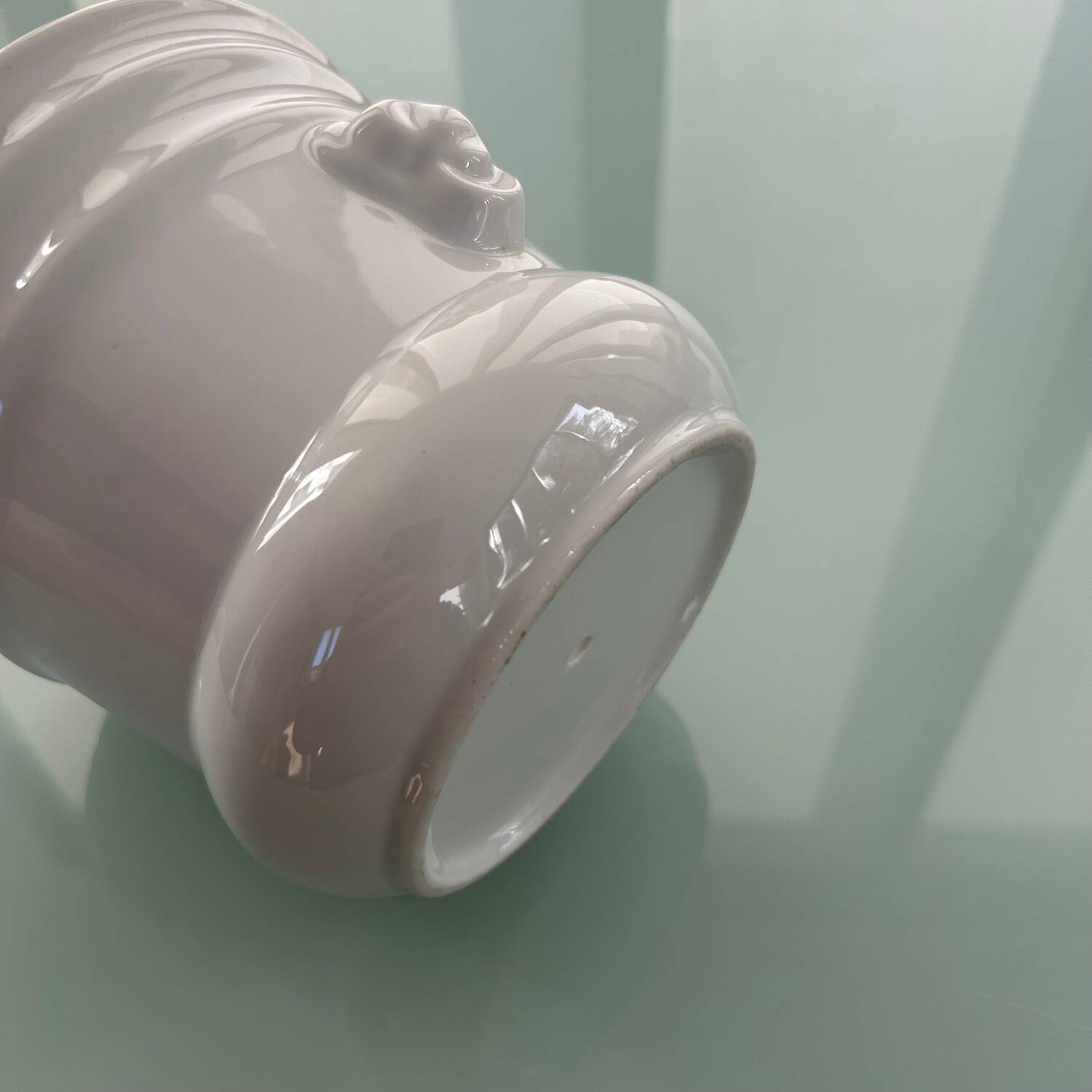 White porcelain cache-pot